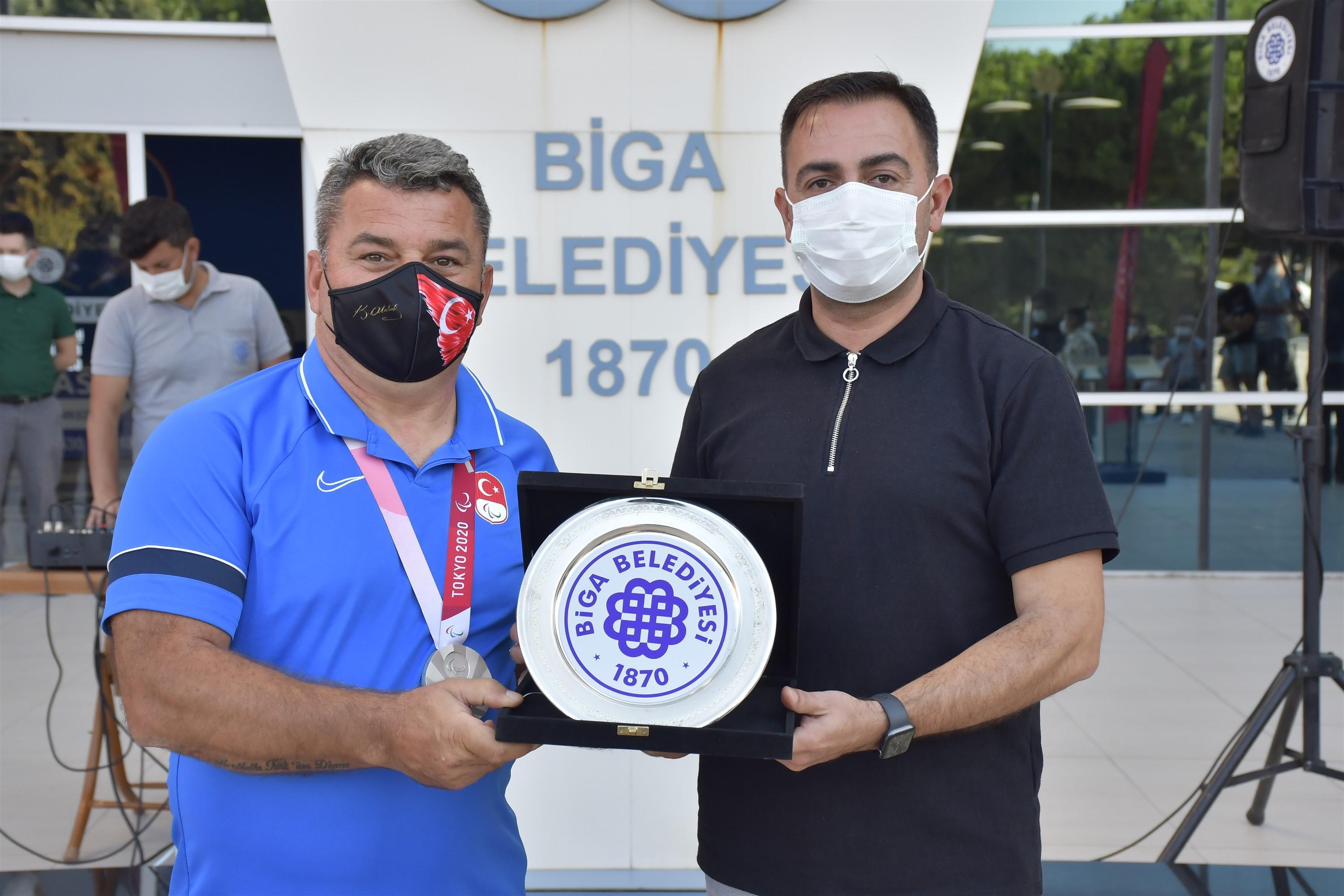 Milli okçu Bülent Korkmaz, Bigada coşkuyla karşılandı