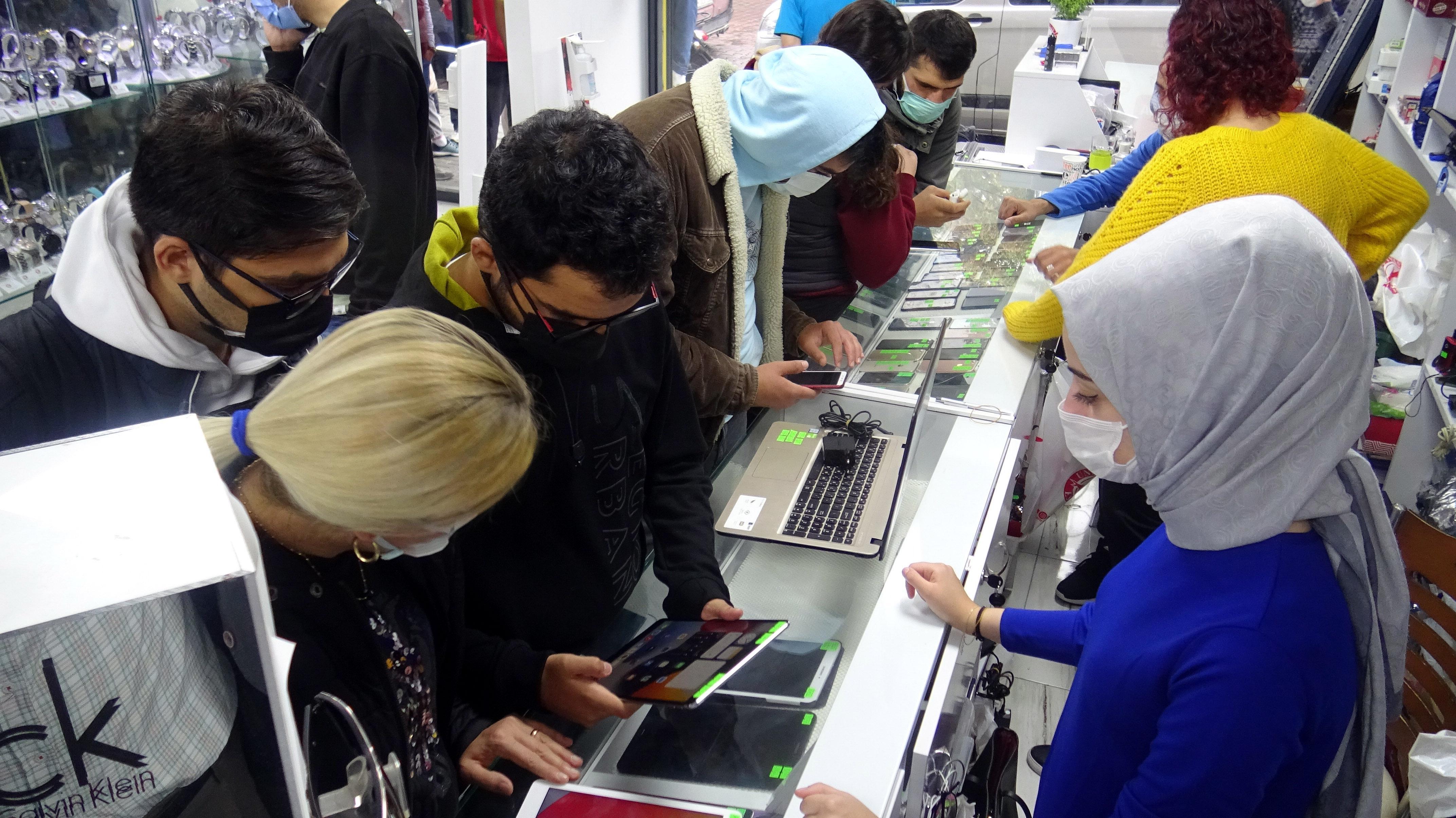 İstanbul Havalimanında unutulan eşyaları satın alma kuyruğu