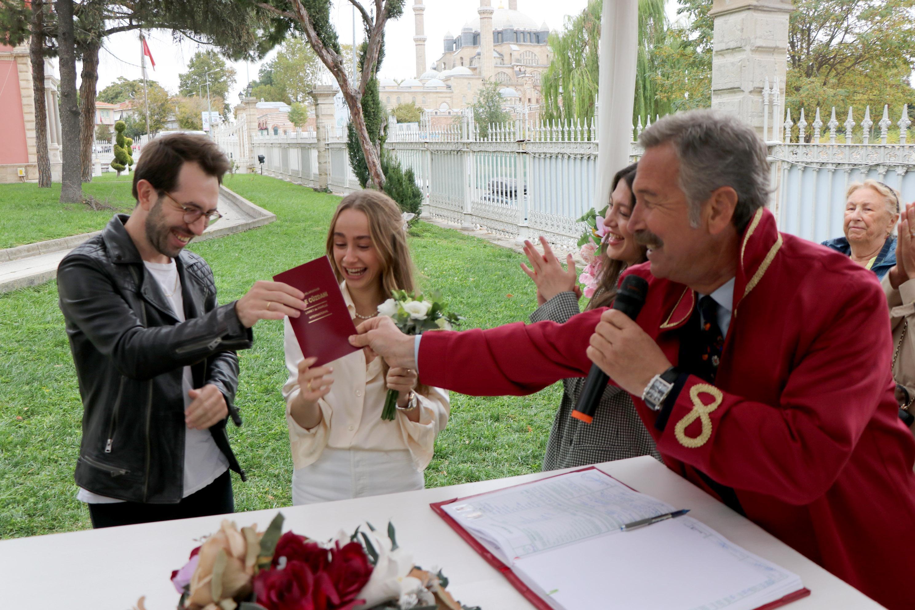 Sosyal medya fenomeni Rus Polina, Edirneli Kerem ile nikah masasına oturdu