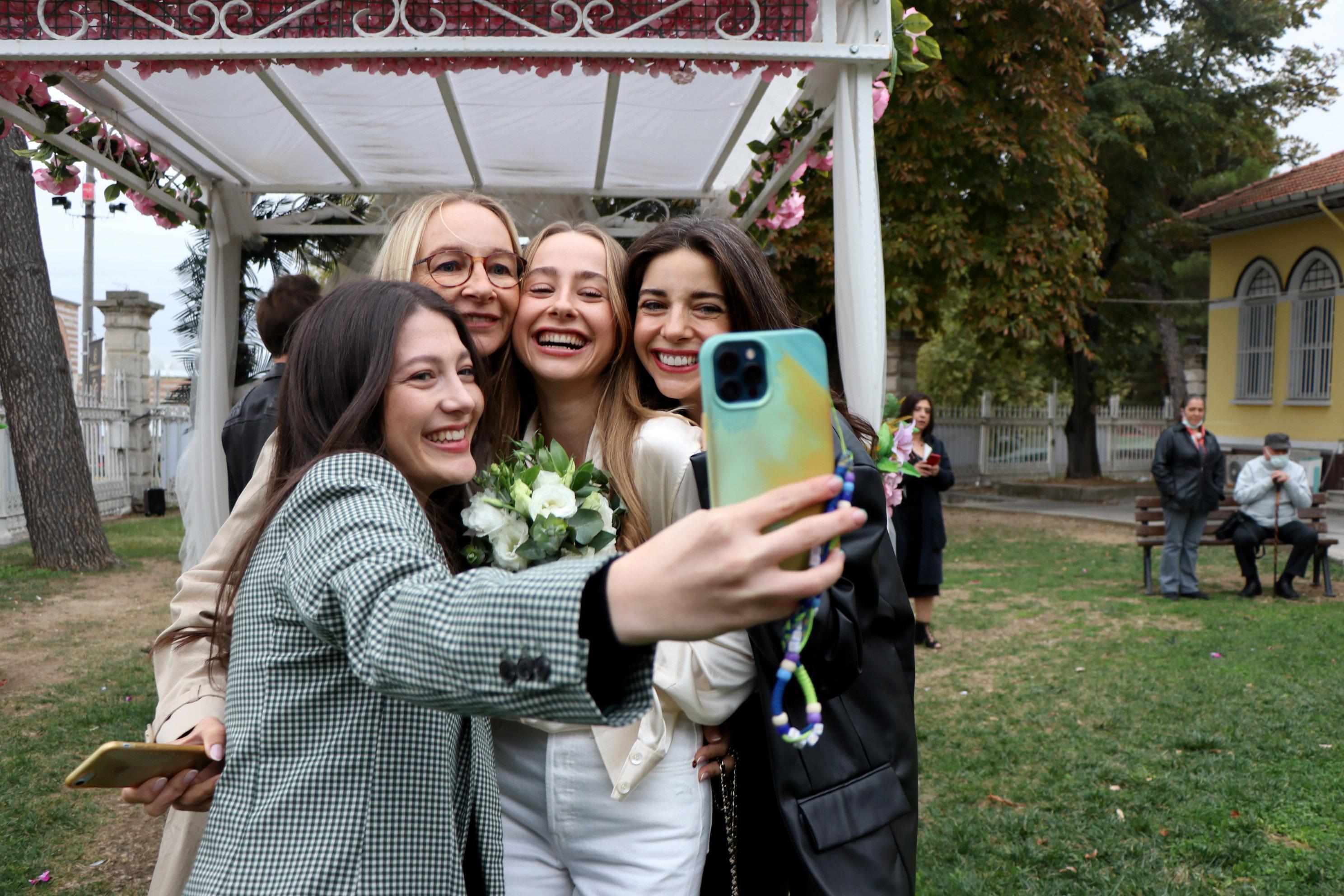 Sosyal medya fenomeni Rus Polina, Edirneli Kerem ile nikah masasına oturdu
