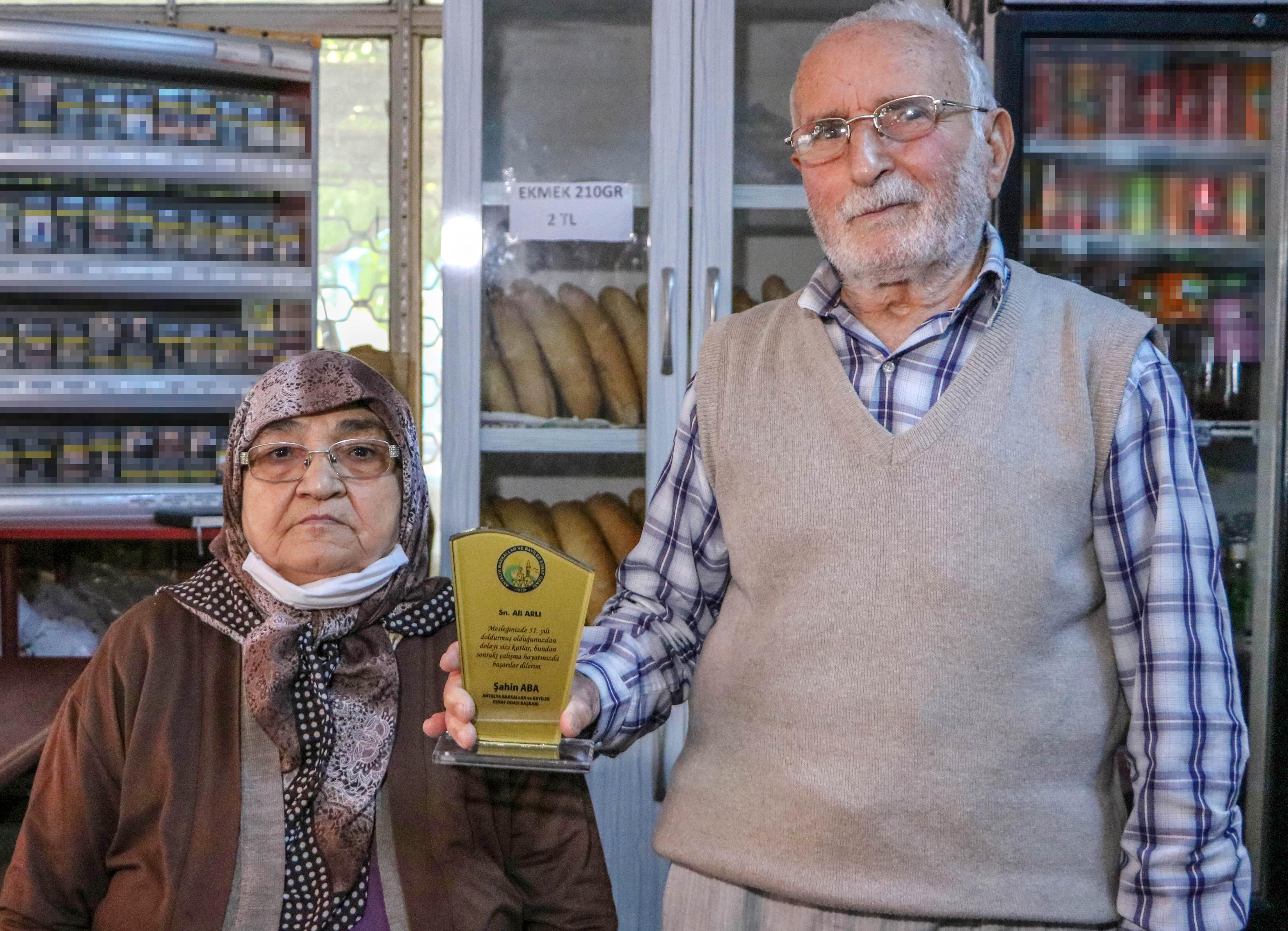 53 yıllık bakkal, zamana ve süpermarketlere direniyor