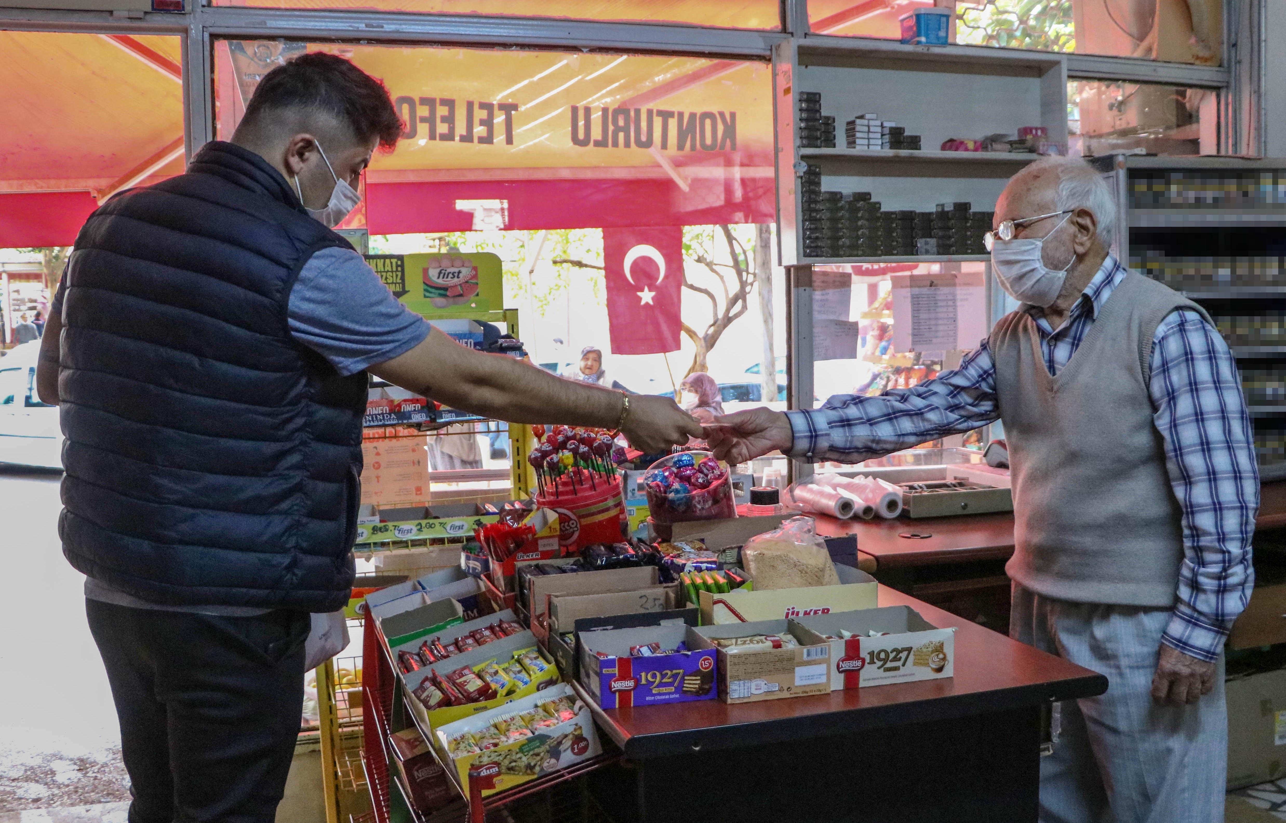 53 yıllık bakkal, zamana ve süpermarketlere direniyor