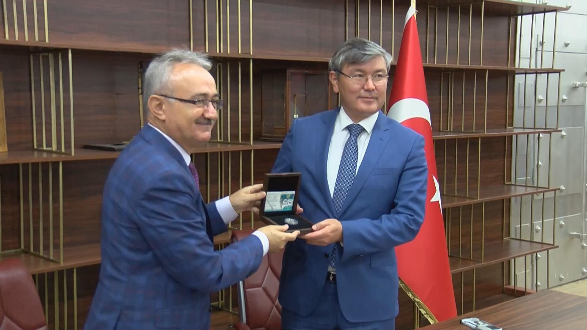 Darphane Kazakistan bağımsızlığının 30. yıldönümü için hatıra para bastı