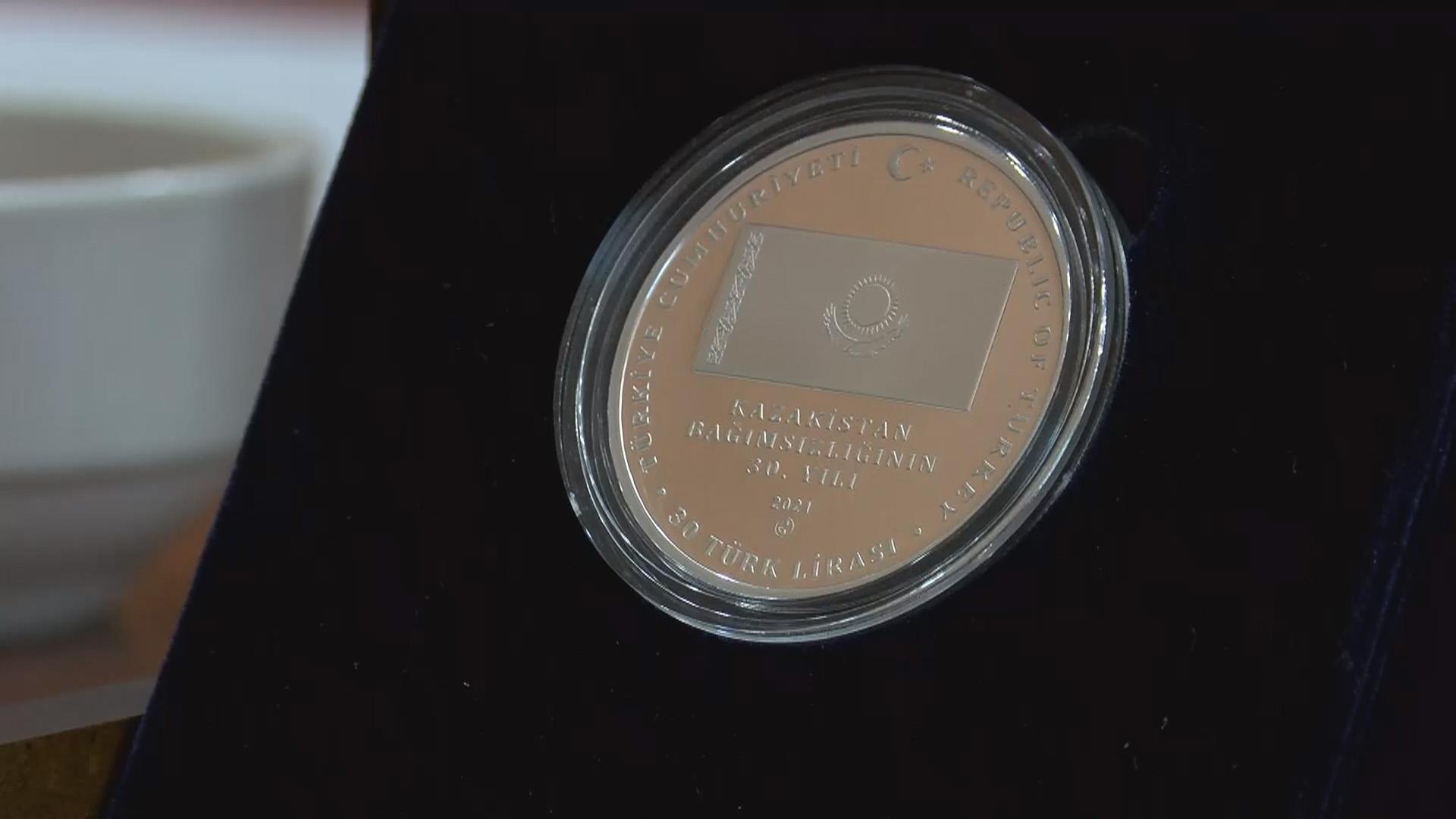 Darphane Kazakistan bağımsızlığının 30. yıldönümü için hatıra para bastı