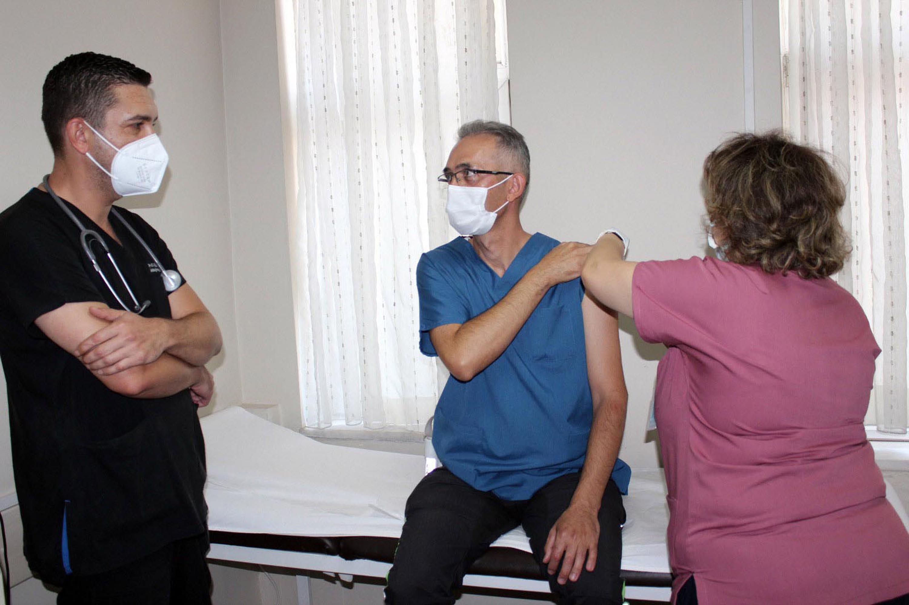 TURKOVAC, hatırlatma dozu olarak Denizlide ilk gönüllüye uygulandı