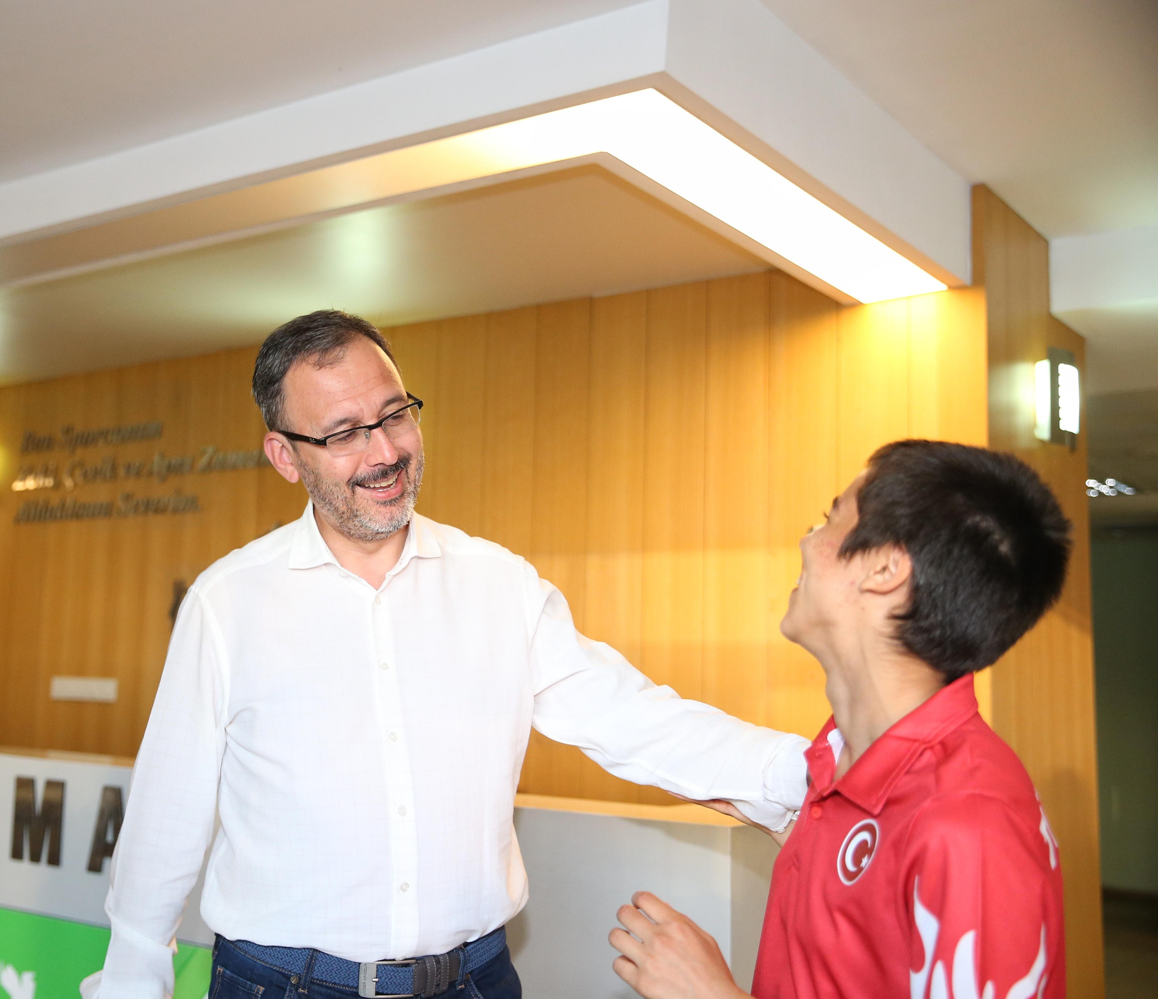 Bakan Kasapoğlundan paralimpik sporculara moral ziyareti