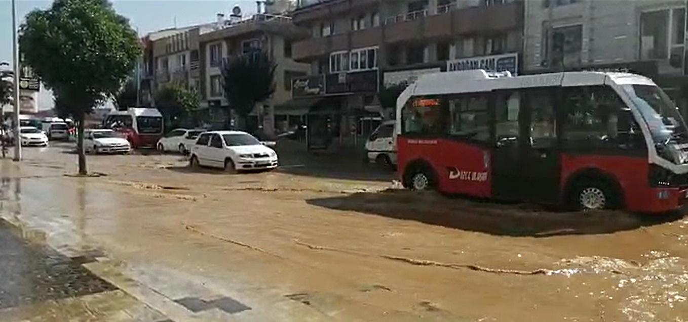 Düzcede boru patladı, cadde ve sokaklar suyla doldu