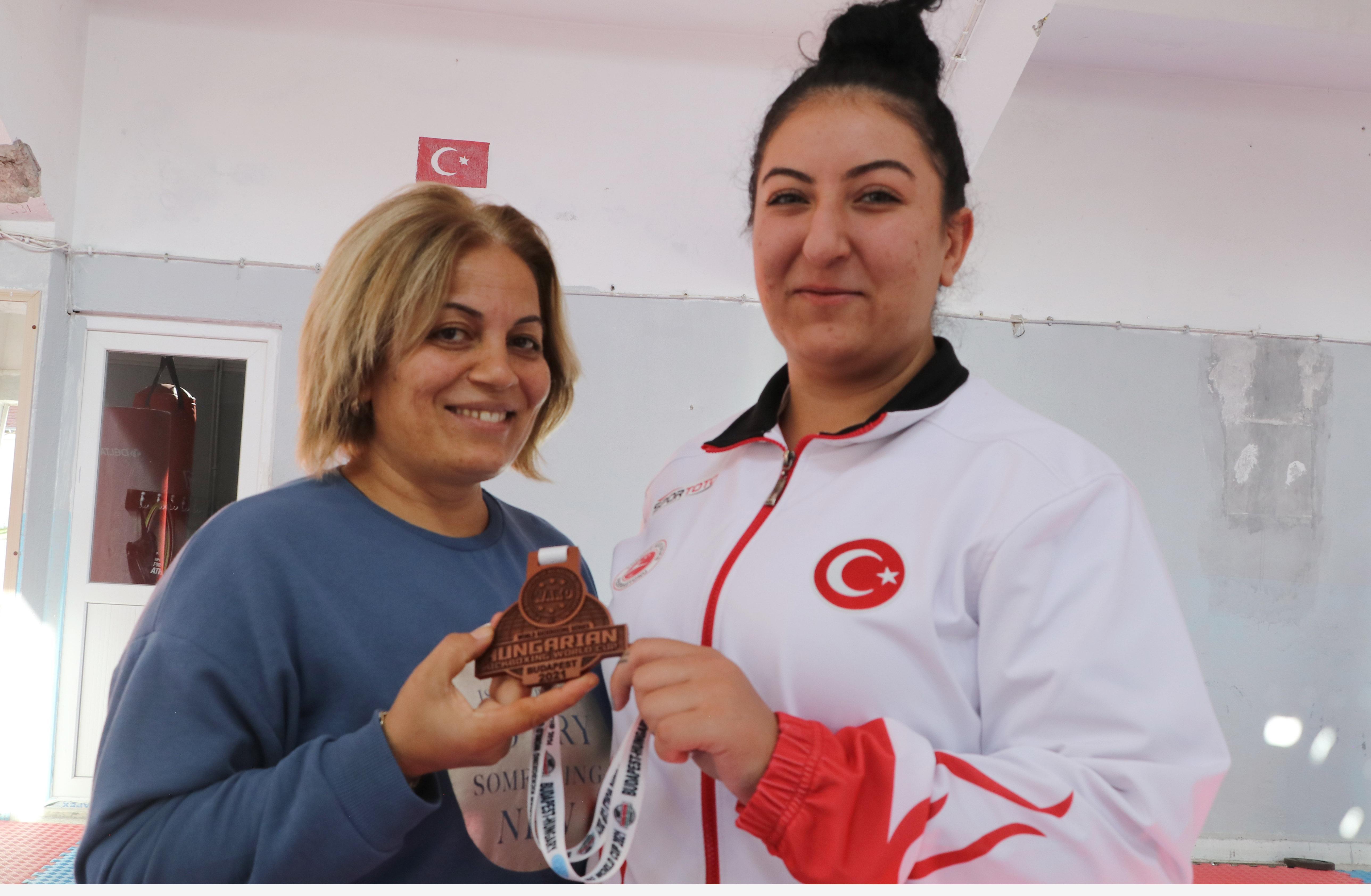 Burdurlu kick boks sporcusu dünya üçüncüsü oldu