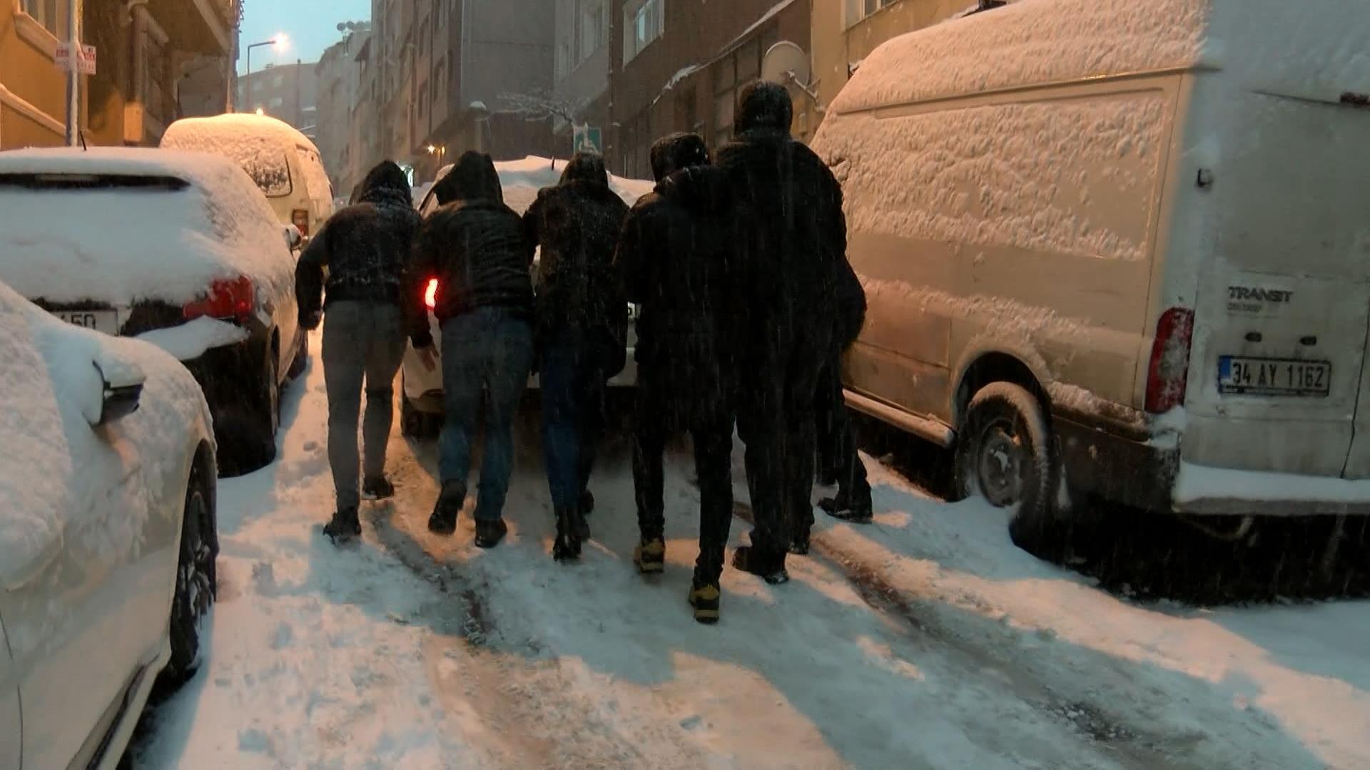 Kağıthanede 3 ayrı aracı karla kaplı yokuştan iterek çıkardılar