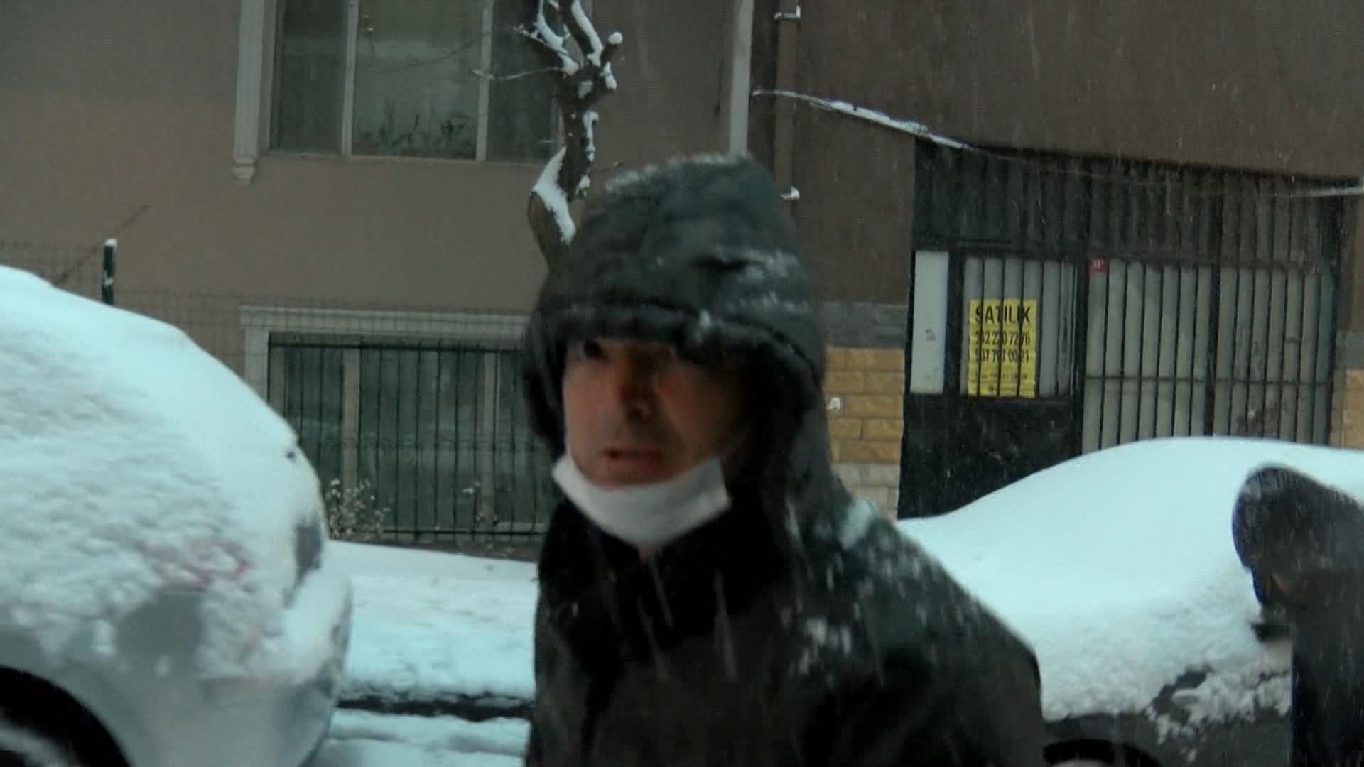 Kağıthanede 3 ayrı aracı karla kaplı yokuştan iterek çıkardılar