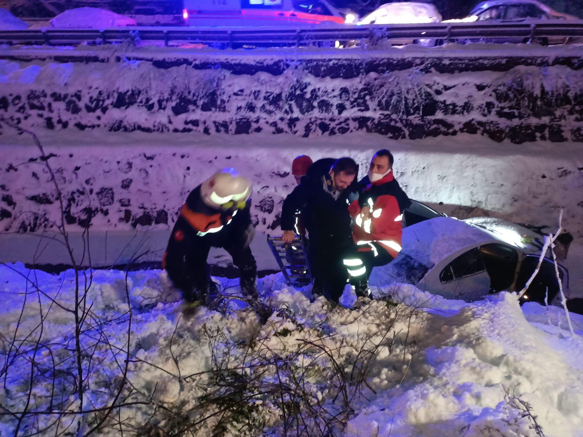 Maltepede buzlanan yolda kayan araç dereye uçtu