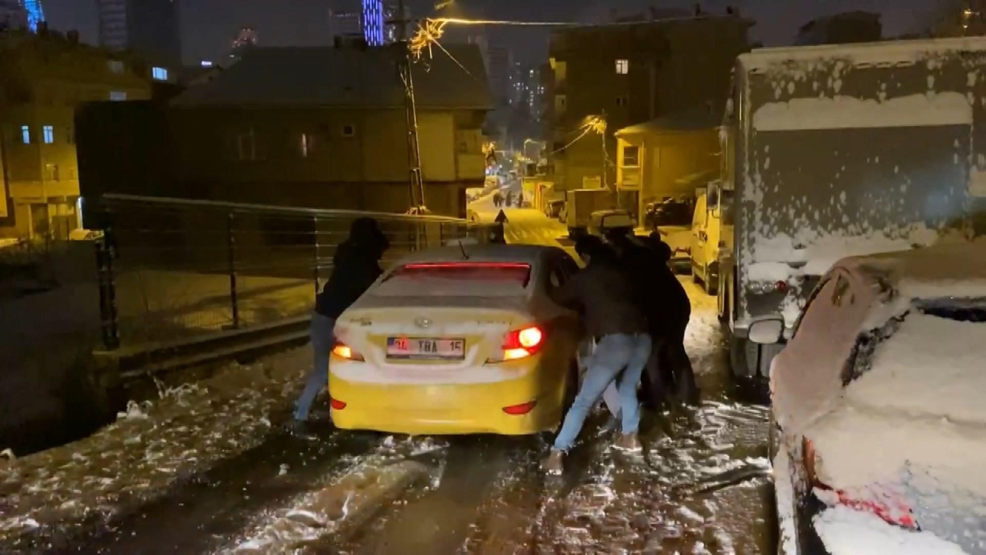 İstanbulda kar, sürücülere zor anlar yaşattı