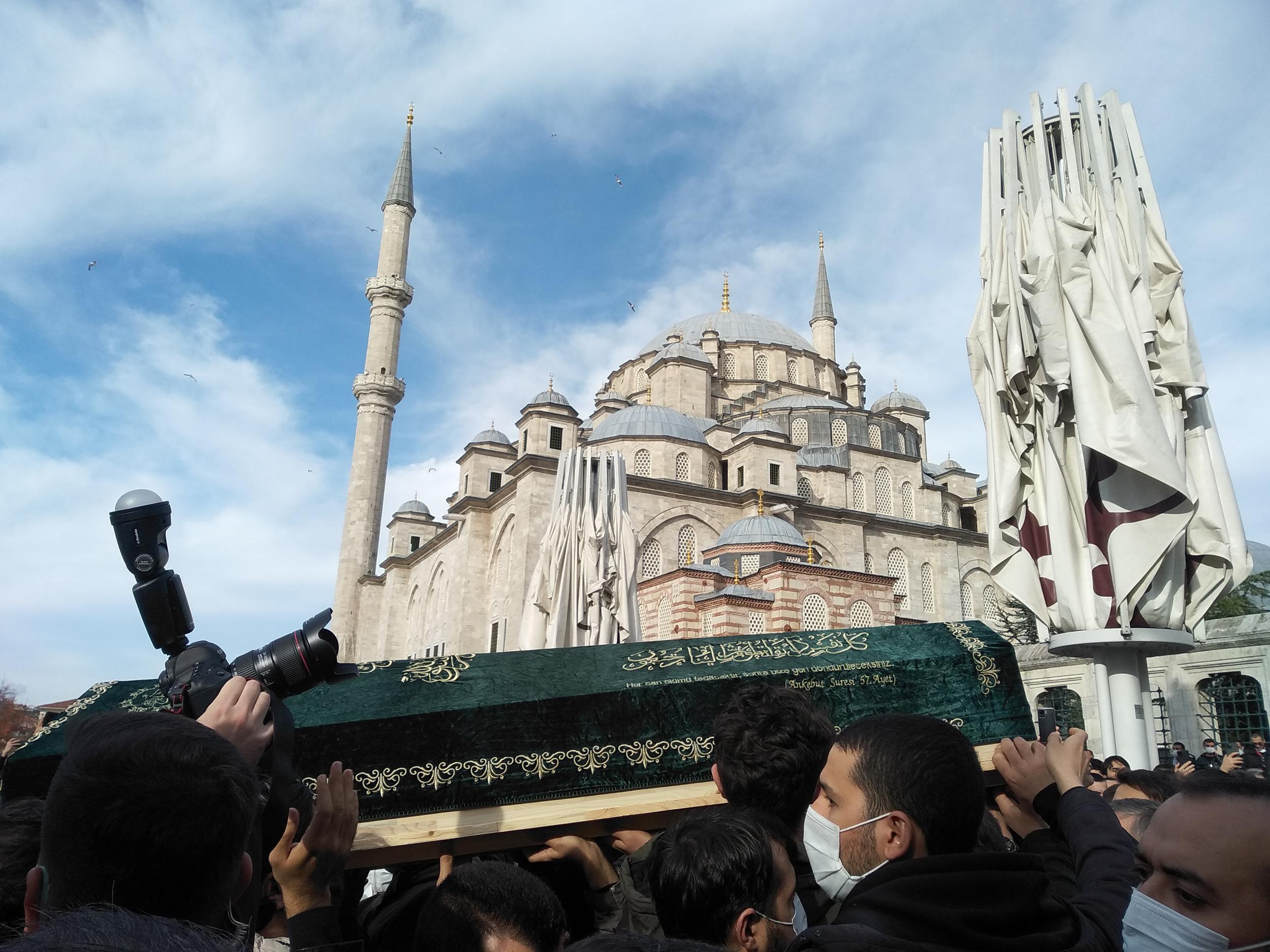 Bursada trafik kazasında hayatını kaybeden iki genç İHHlı İstanbulda toprağa verildi