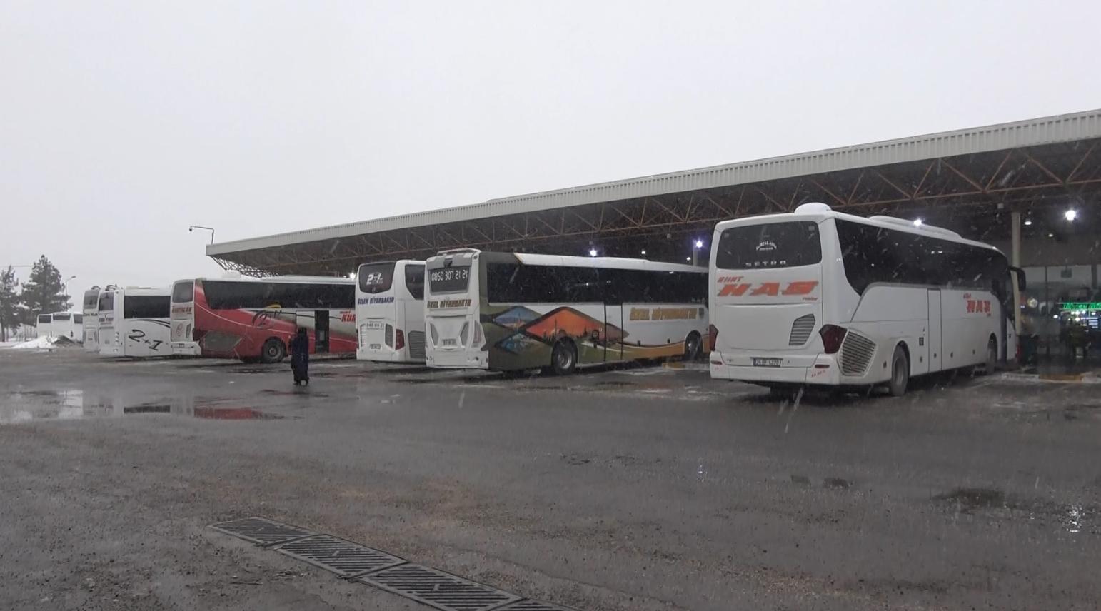 Kar nedeniyle Diyarbakırda otobüs seferleri durduruldu, yolcular otogarda bekletiliyor
