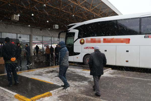 Kar nedeniyle Diyarbakırda otobüs seferleri durduruldu, yolcular otogarda bekletiliyor