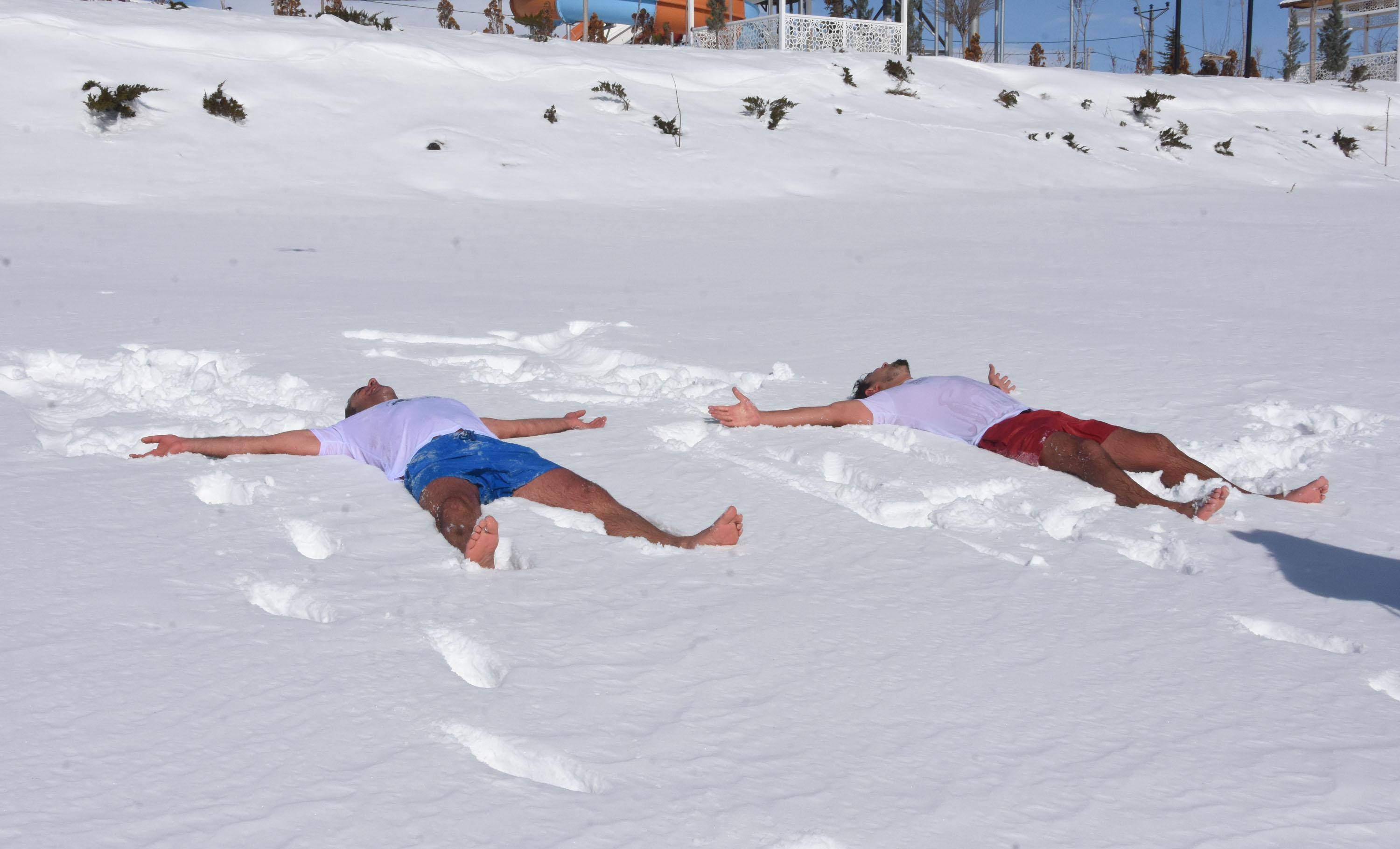 Eksi 8 derecede, Van Gölüne dikkat çekmek için yüzdüler