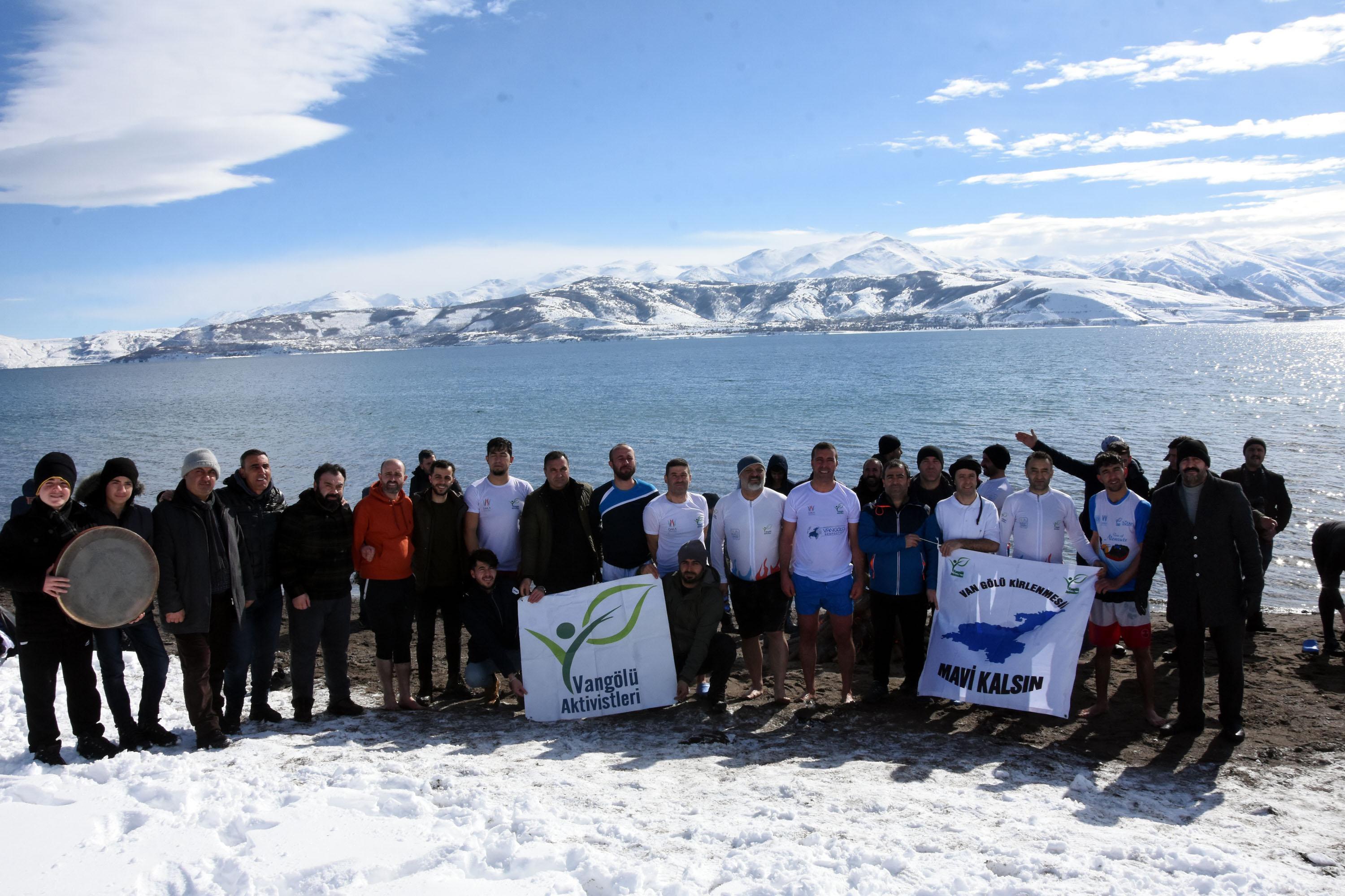 Eksi 8 derecede, Van Gölüne dikkat çekmek için yüzdüler