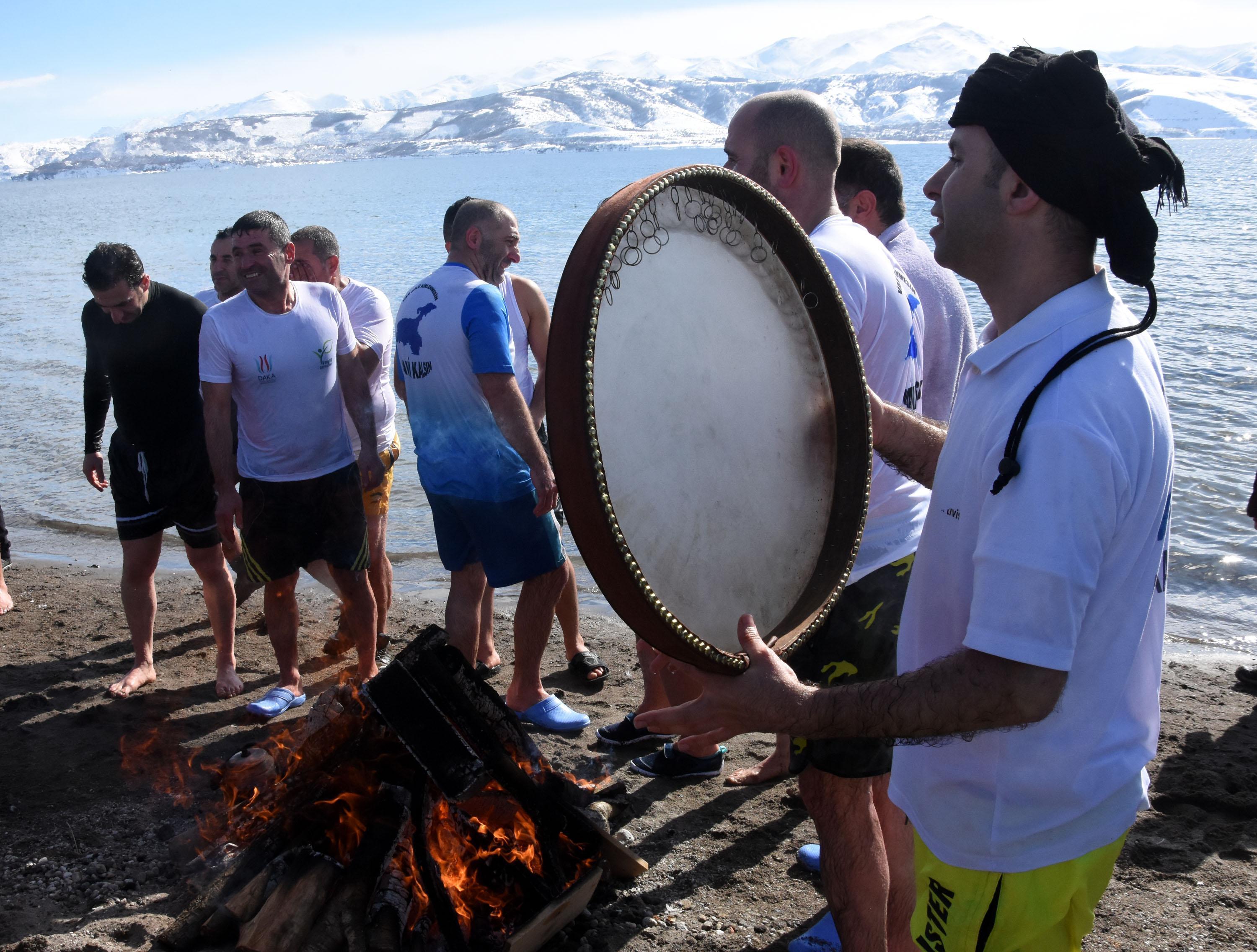 Eksi 8 derecede, Van Gölüne dikkat çekmek için yüzdüler