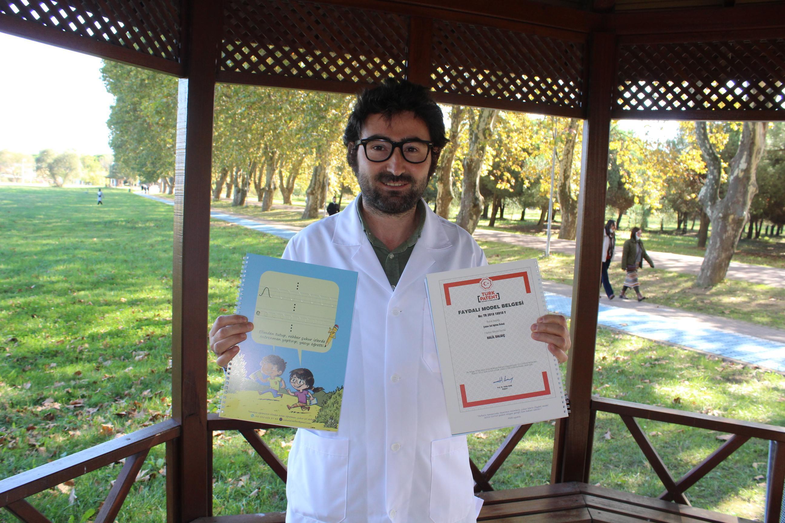 El yazısını düzeltmek isterken, öğrenciye yazmayı öğreten defter geliştirdi