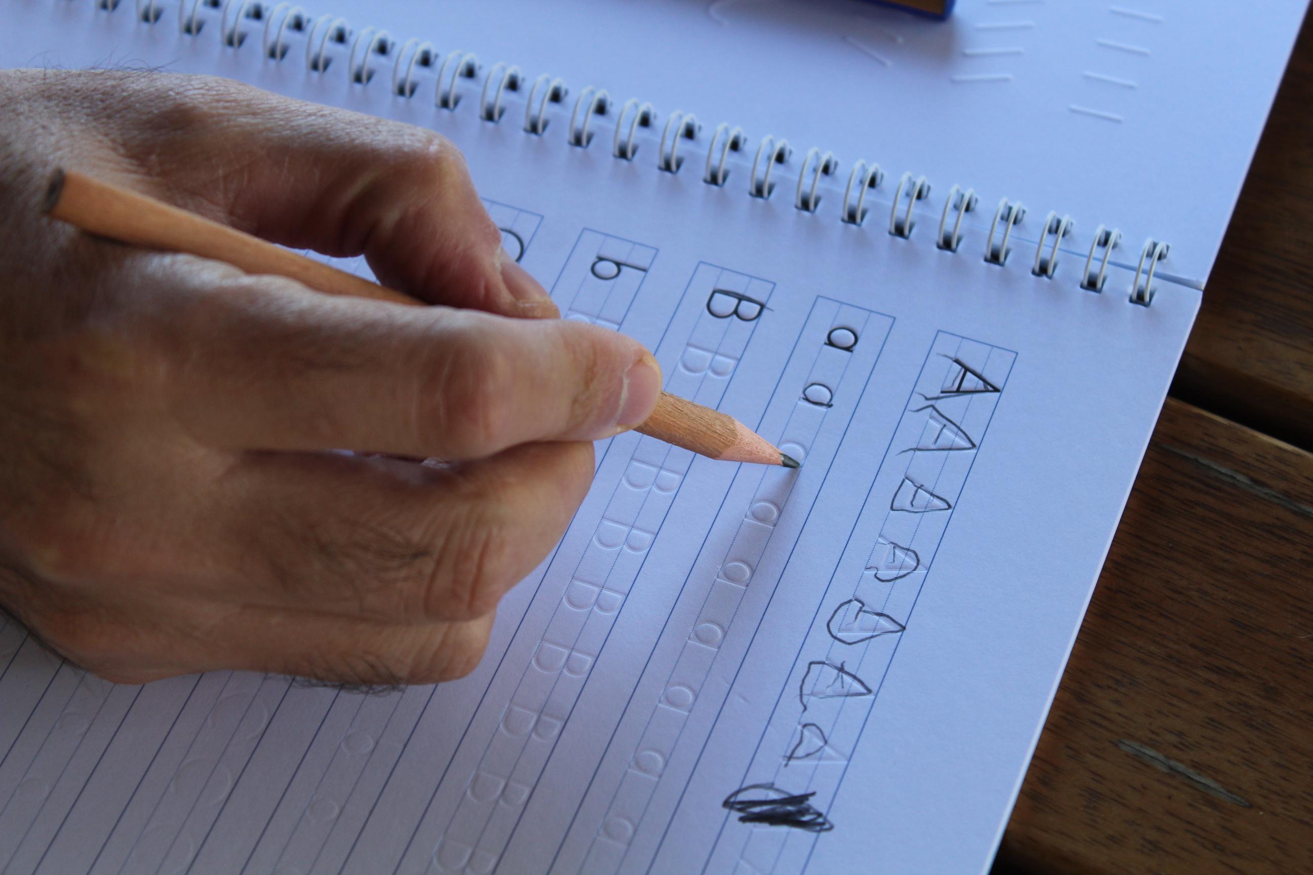 El yazısını düzeltmek isterken, öğrenciye yazmayı öğreten defter geliştirdi