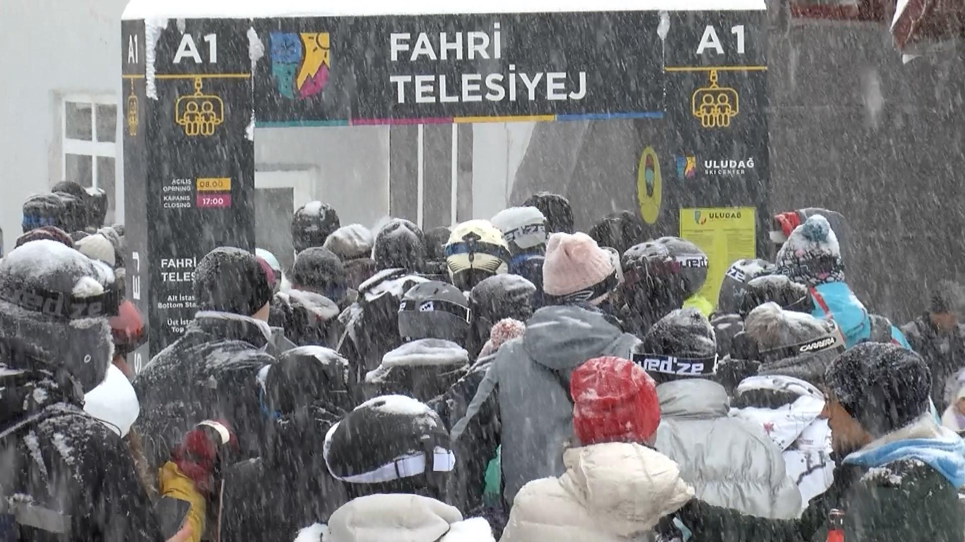 Sömestir tatilinin ilk gününde Uludağda kayak pistleri doldu