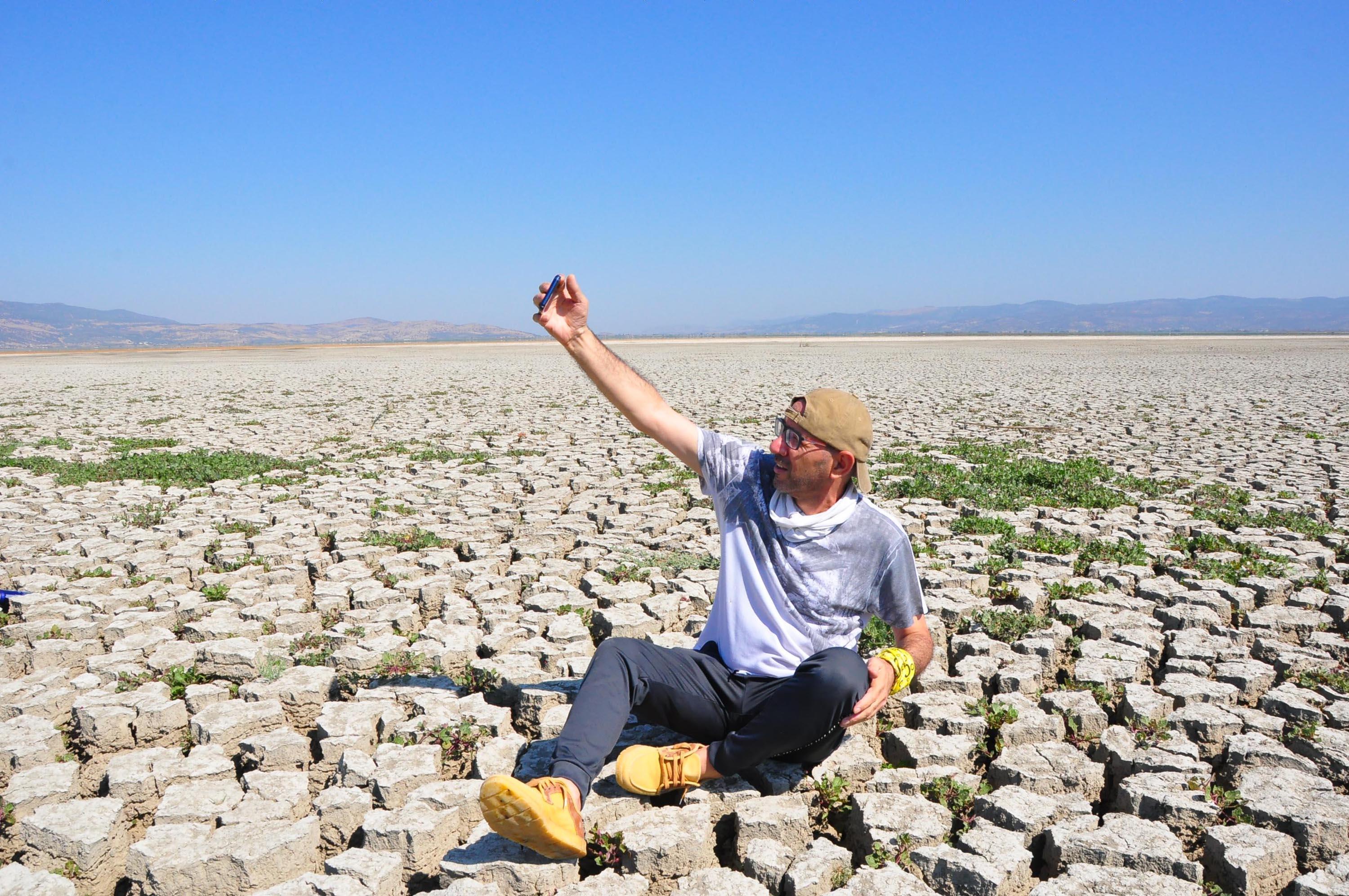 Marmara Gölü kurudu, zemininde derin yarıklar oluştu