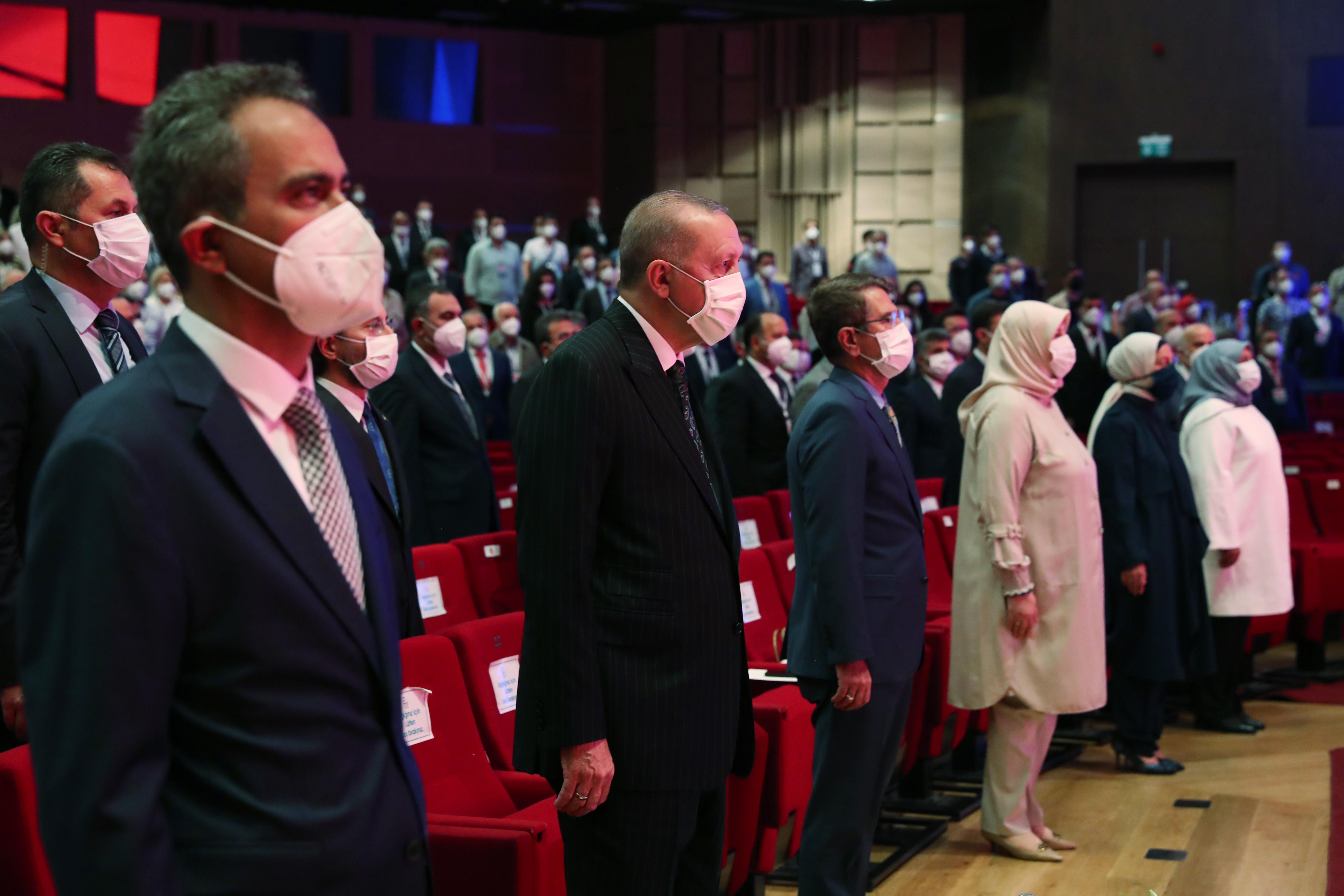 Erdoğan: Salgın hala devam ediyor, onları okuldan ayrı bırakma lüksümüz kalmadı