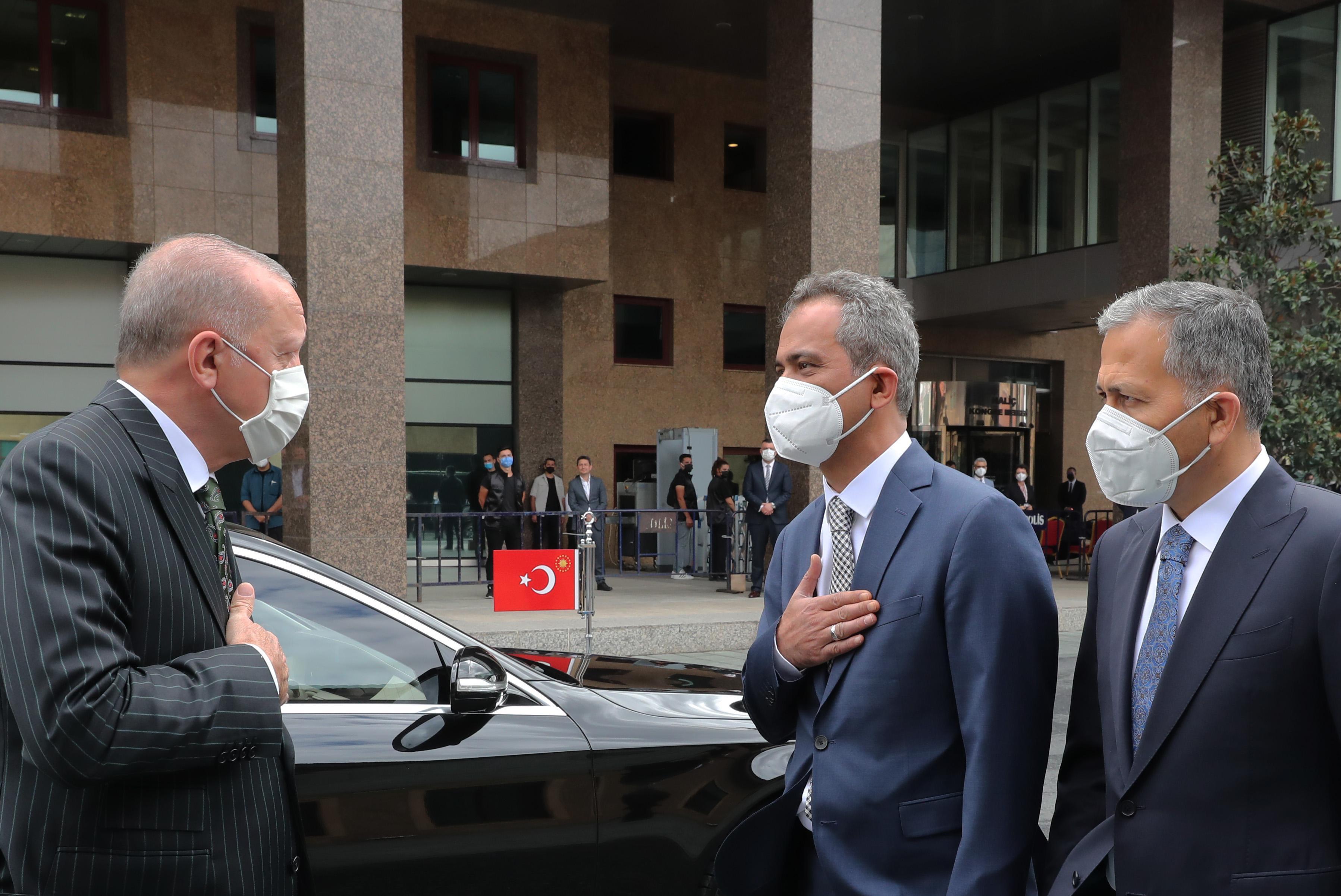 Erdoğan: Salgın hala devam ediyor, onları okuldan ayrı bırakma lüksümüz kalmadı