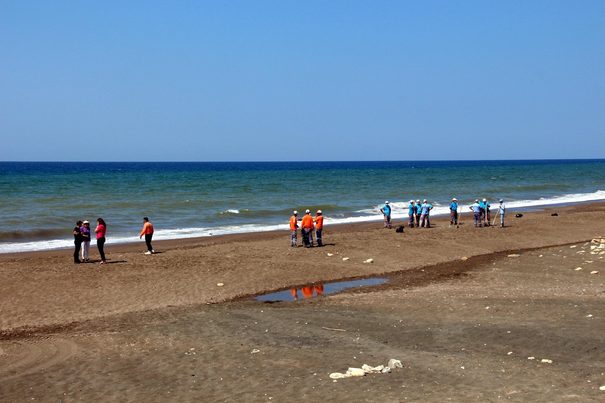 Hatay Valisi Doğan: Hem denizden hem karadan müdahalemiz sürüyor