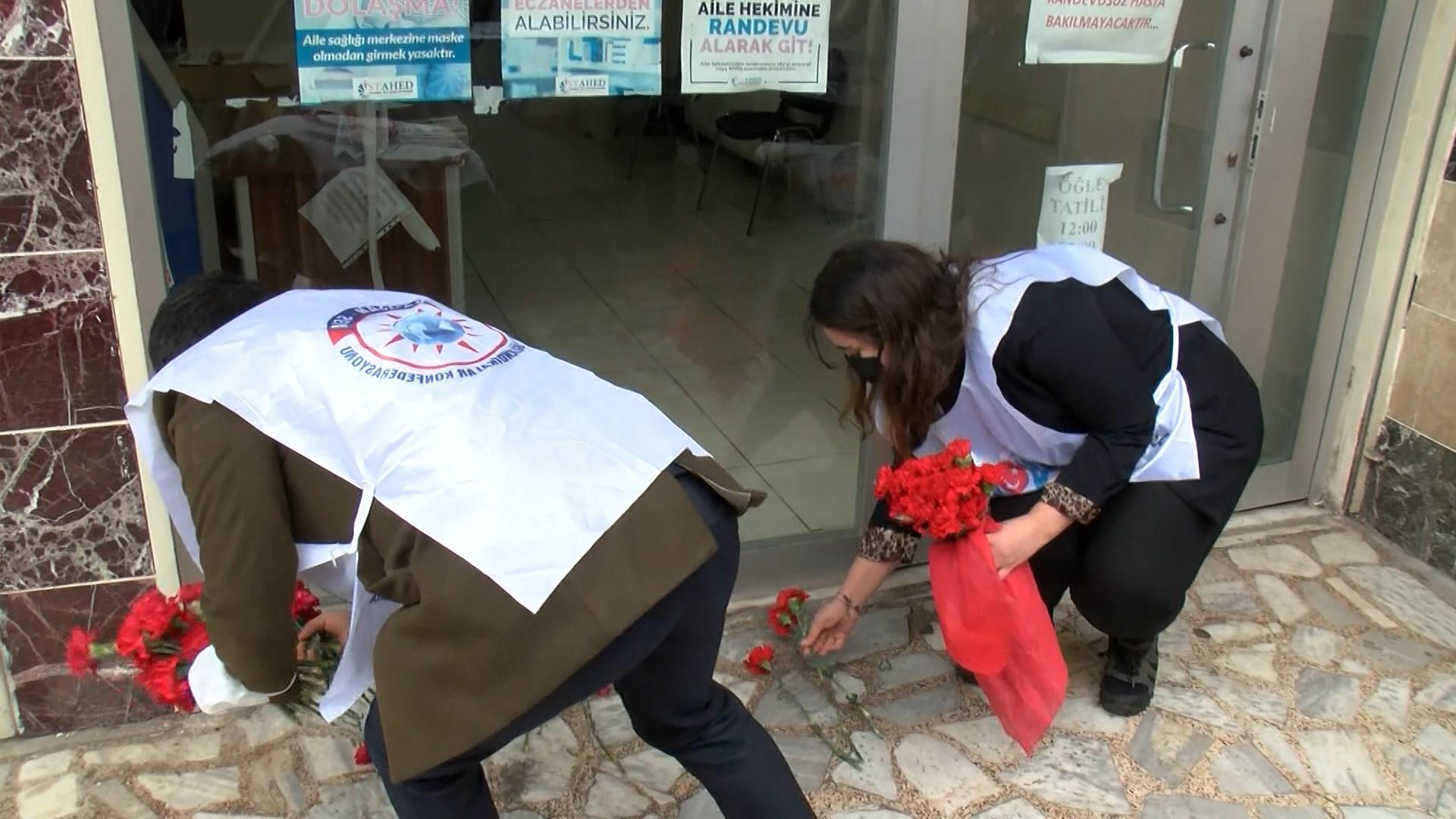 Kartalda Ömür hemşire için karanfilli protesto