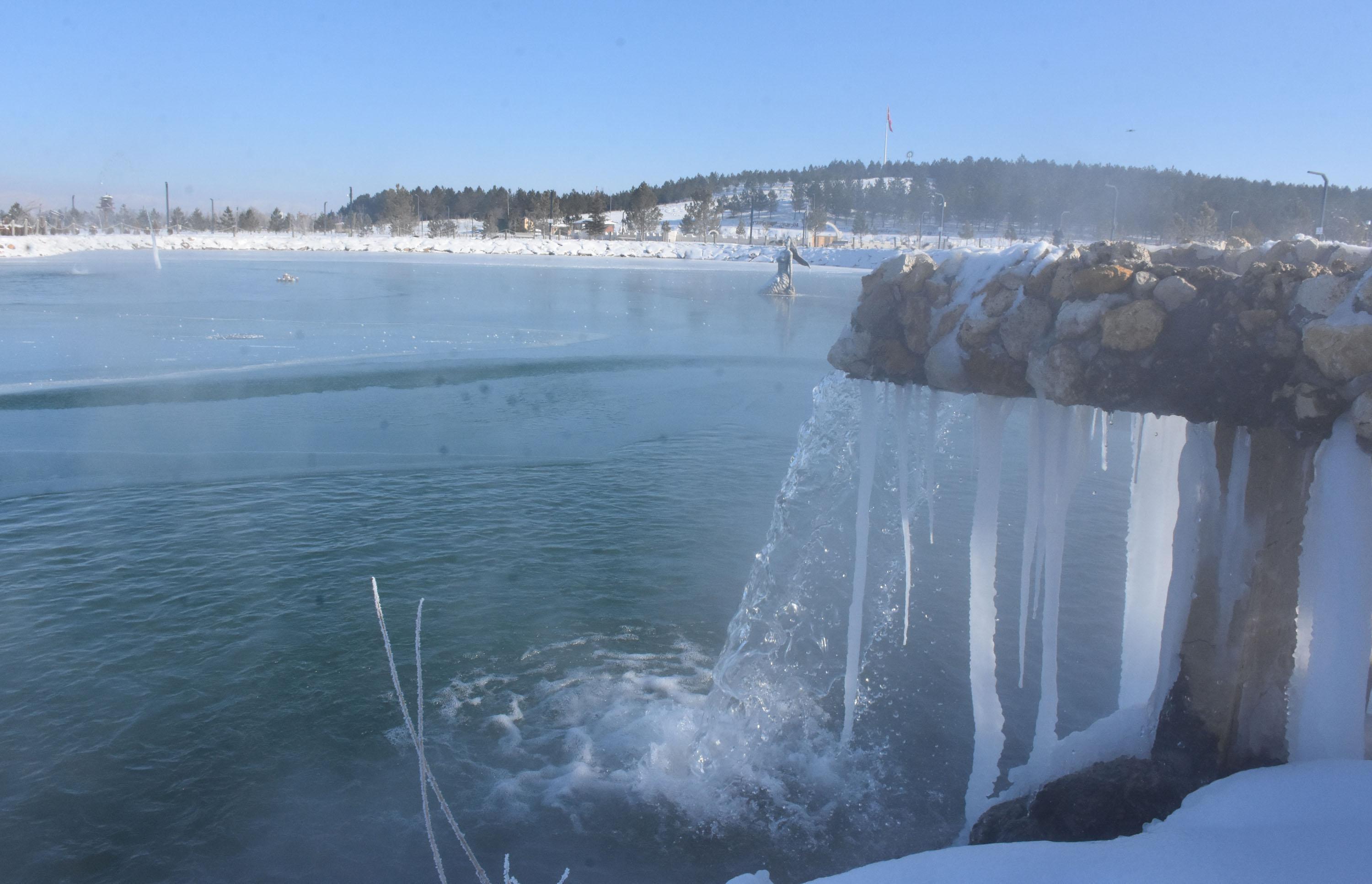 Sivasta Kızılırmak buz tuttu