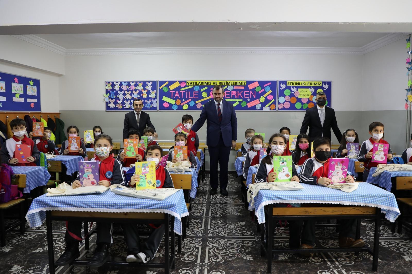Başkan Bünyamin Demir öğrencilerle karne mutluluğunu paylaştı