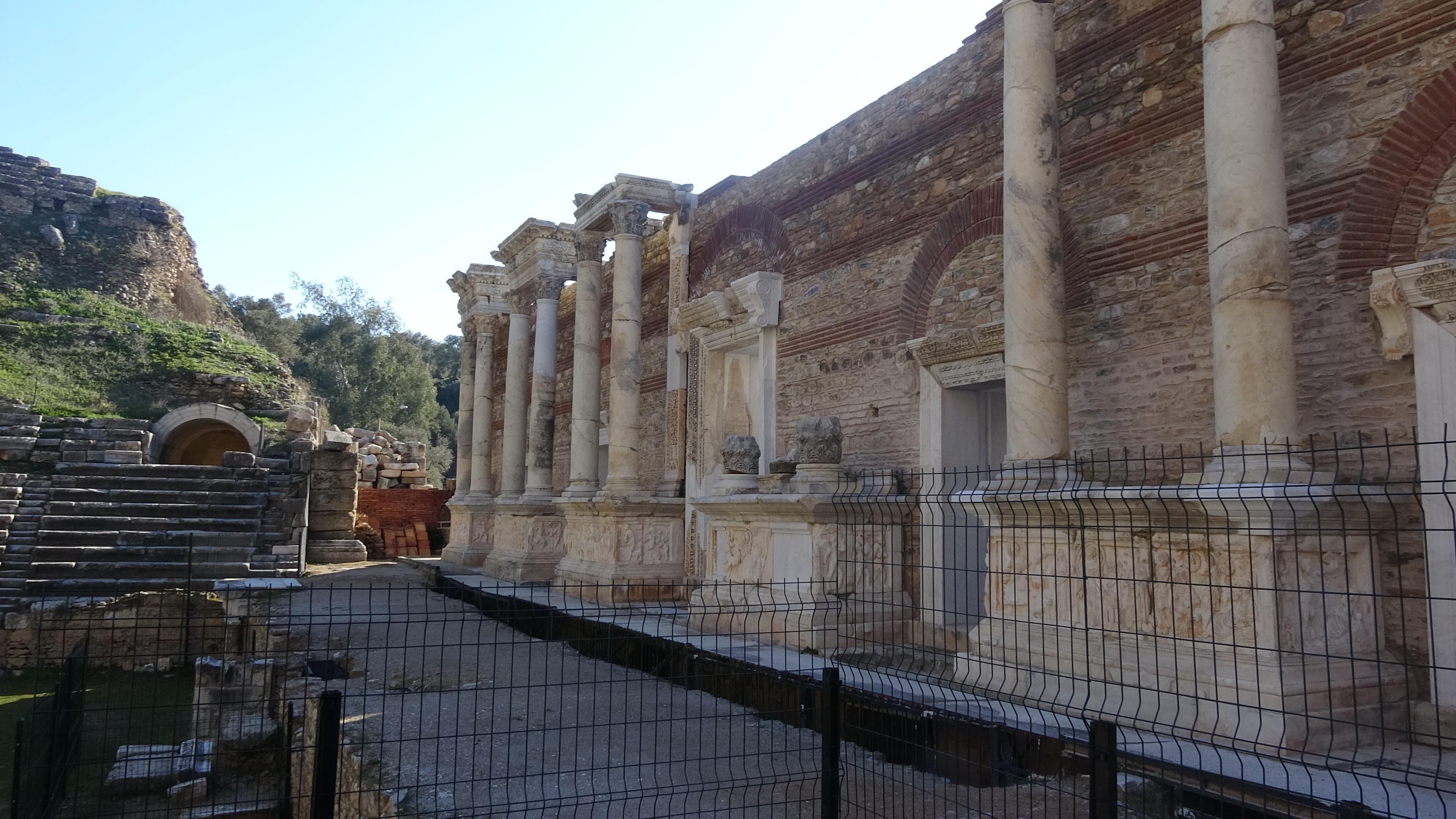 Aydındaki 1800 yıllık tiyatro binasının ilk katı ayağa kaldırıldı