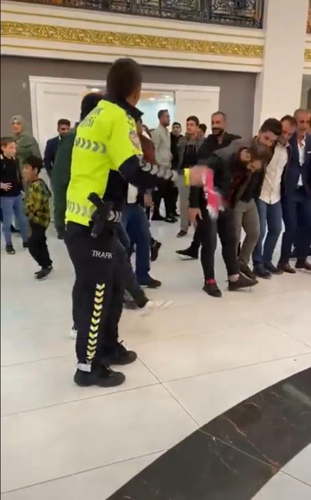 Trafik polisinin halaybaşı olduğu görüntüler ilgi çekti