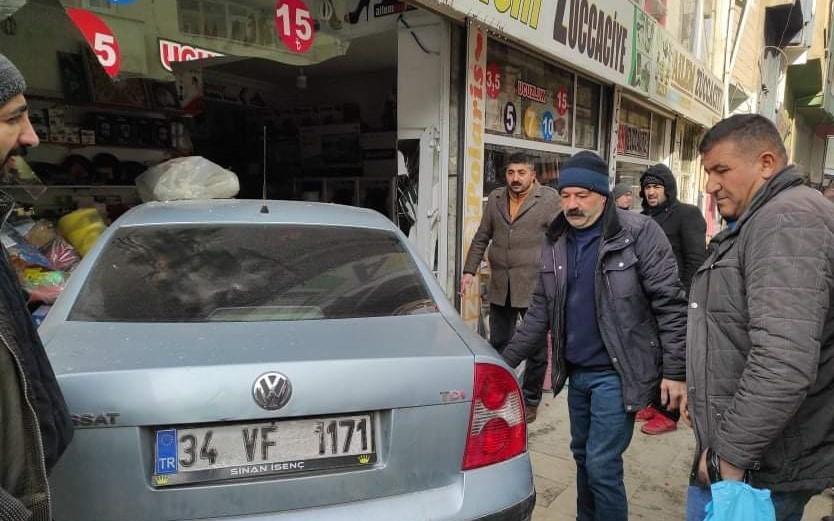 Ehliyetsiz sürücünün kullandığı otomobil, züccaciye dükkanına girdi