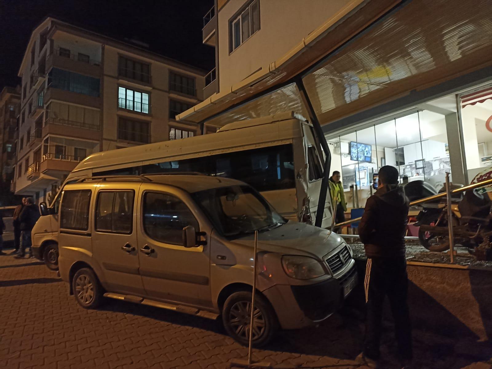 Freni boşalan minibüs, hafif ticari araca çarpıp iş yerine daldı; o anlar kamerada