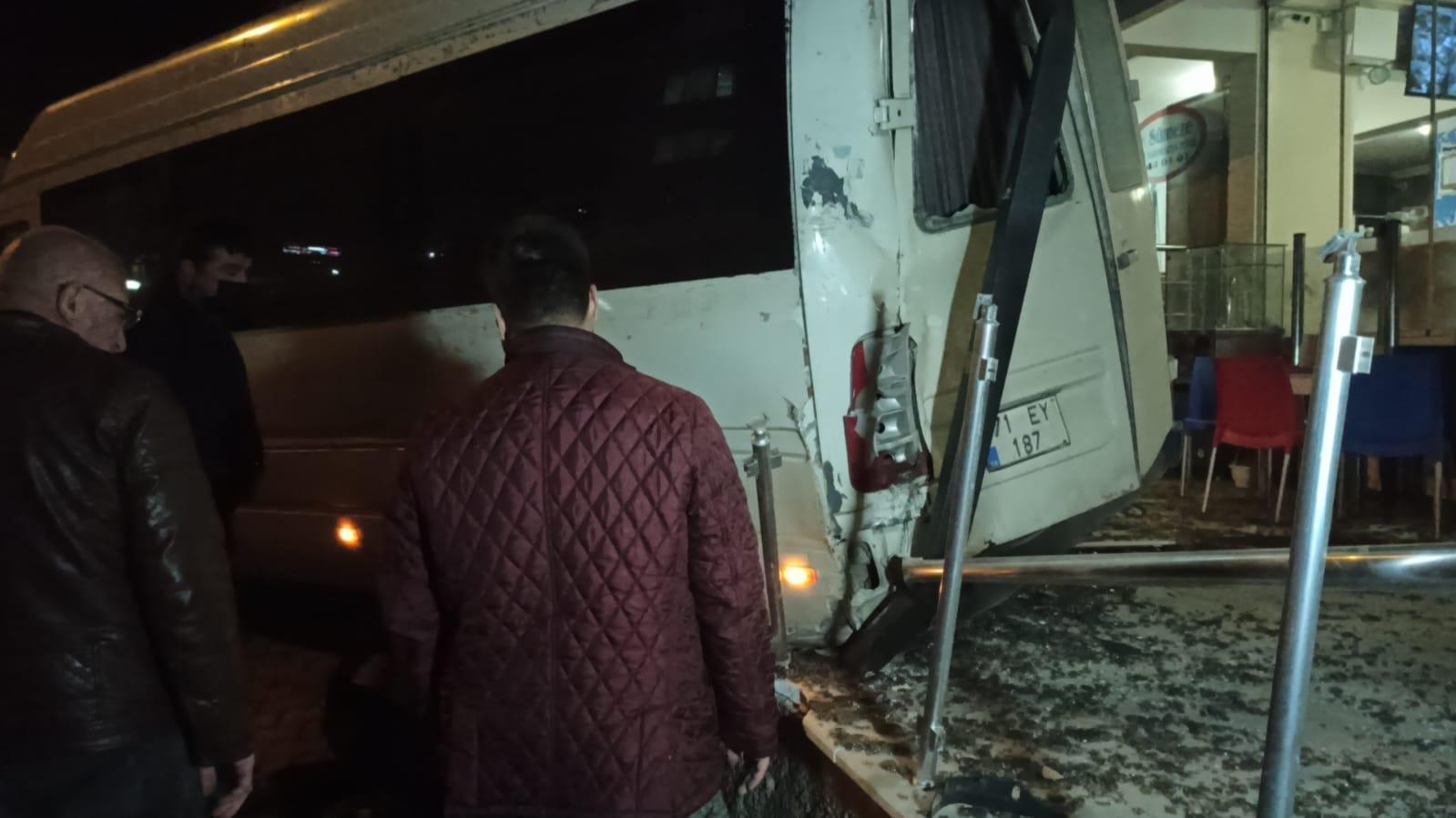 Freni boşalan minibüs, hafif ticari araca çarpıp iş yerine daldı; o anlar kamerada