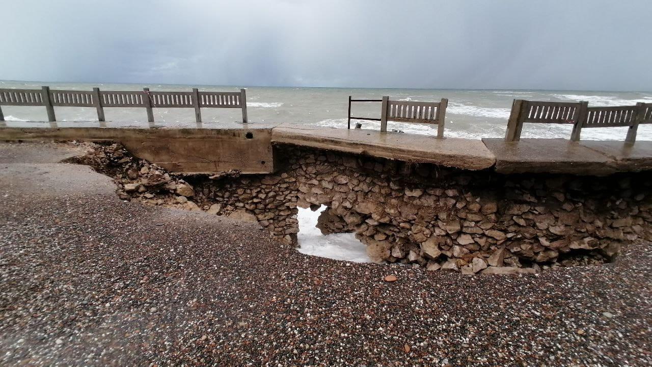 Dalgaların vurduğu Cide-Bartın sahil yolunda çökme
