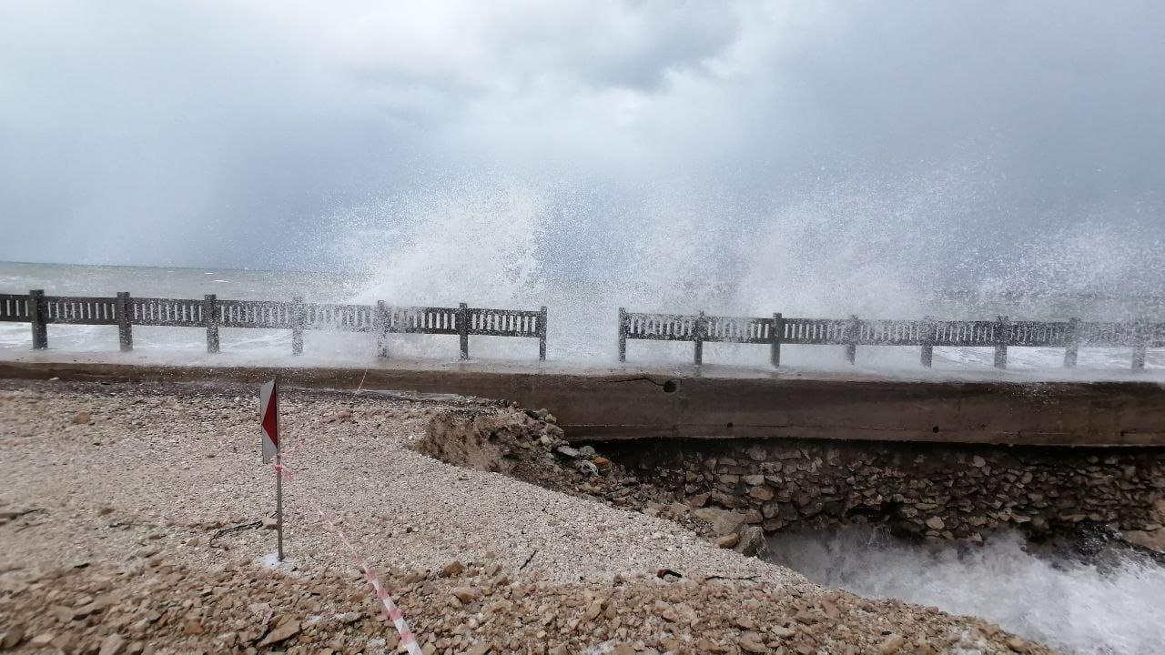 Dalgaların vurduğu Cide-Bartın sahil yolunda çökme