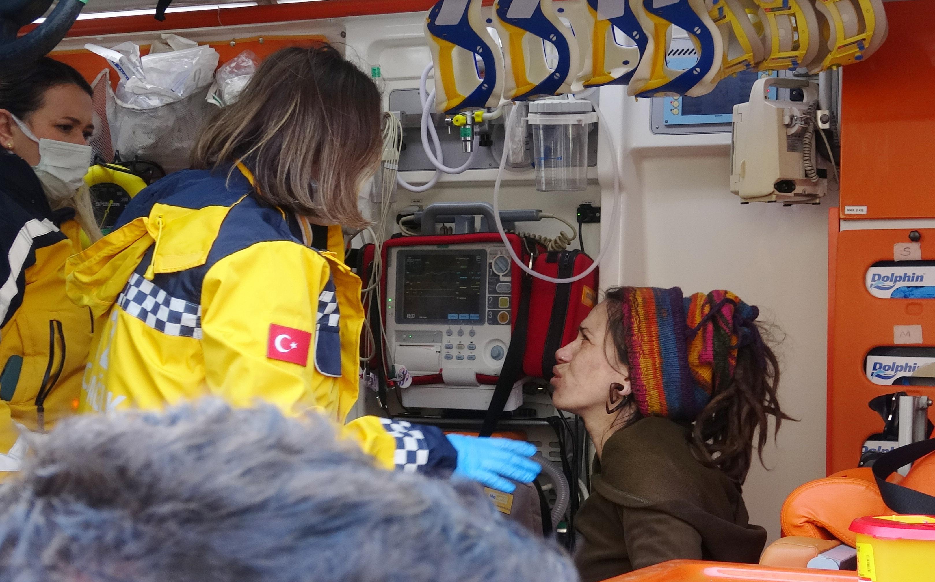 Yangında ölen kuşuna ağladı