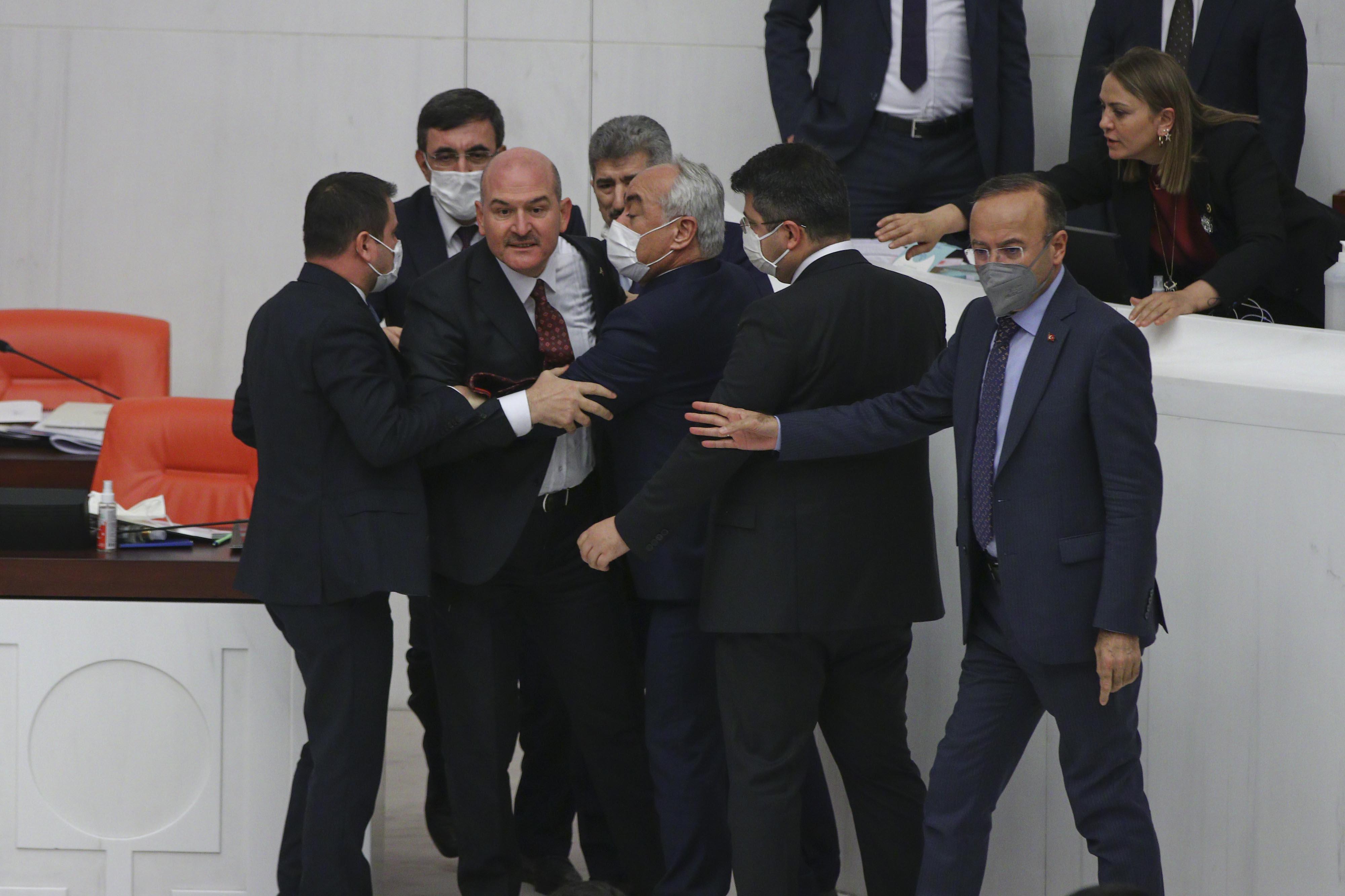 Bakan Soylu: İlçe başkanımıza pusu kurarak öldüreni, HDP milletvekilinin evinde yakaladık