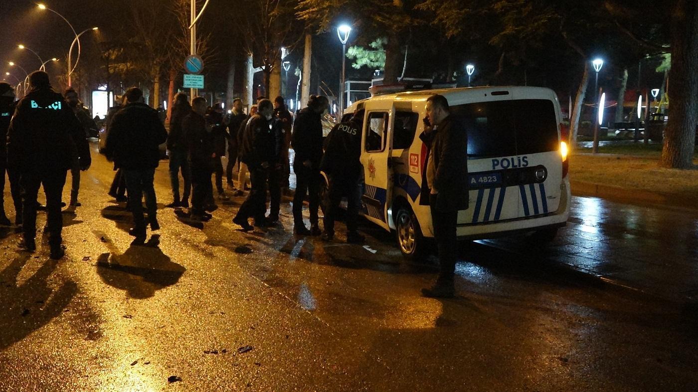 Kavga ihbarına giden iki polis aracı çarpıştı: 2 polis yaralı