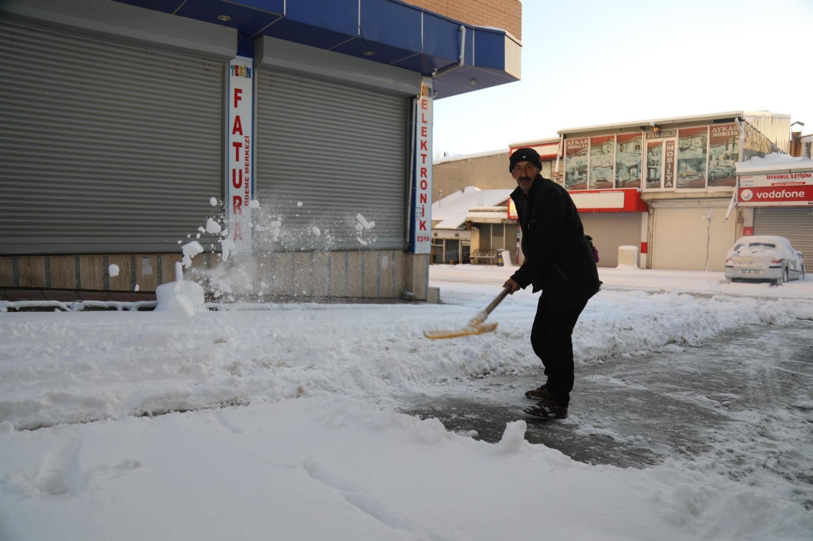 Vanda 83 yerleşim yeri, kardan kapandı
