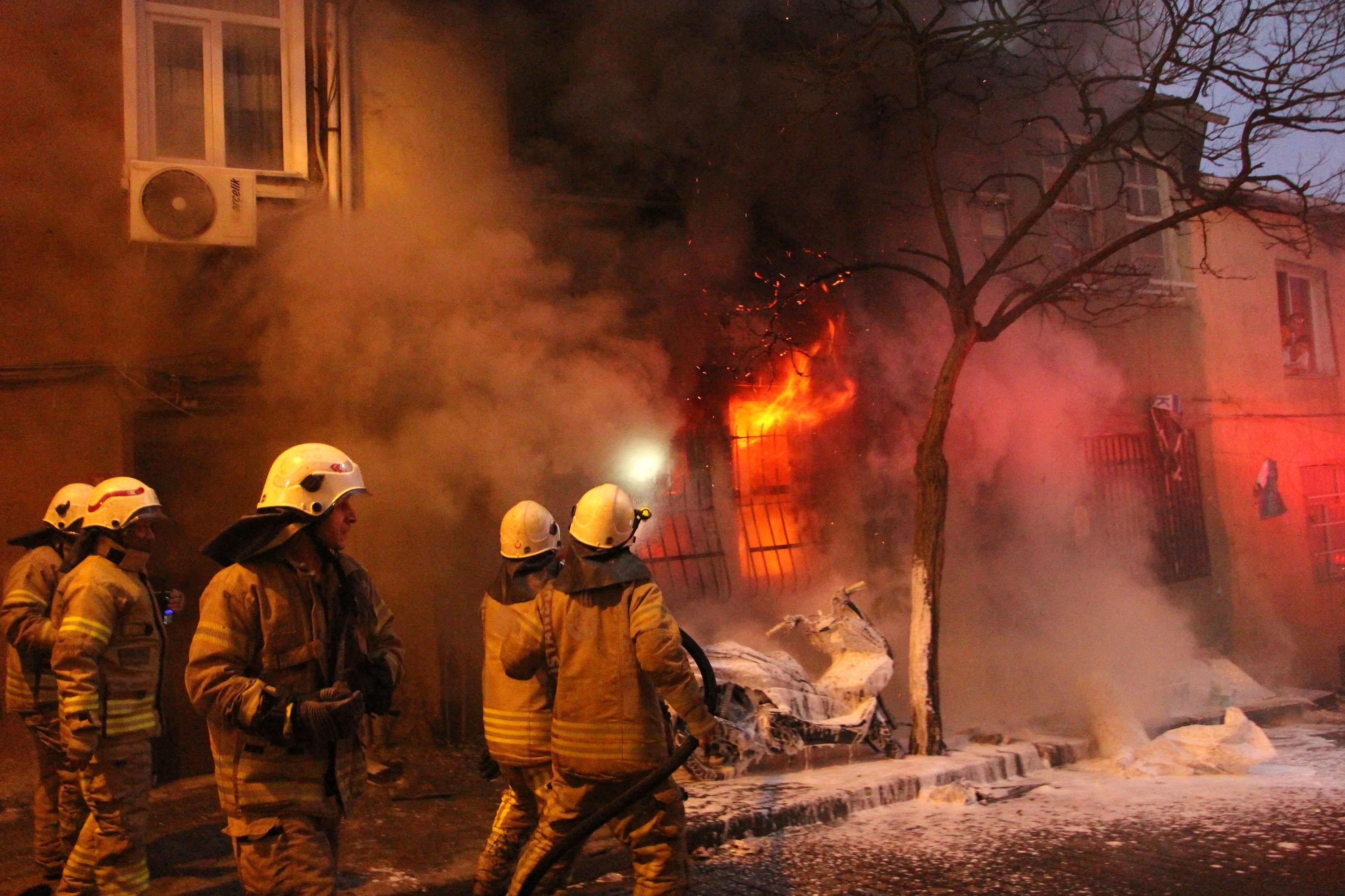 Beyoğlunda iki katlı bina alev alev yandı