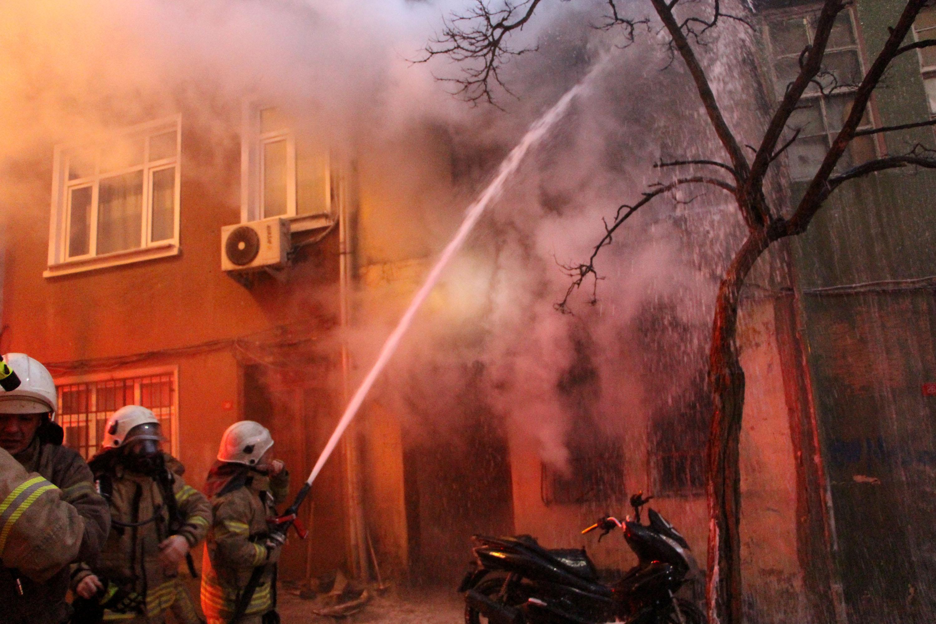 Beyoğlunda iki katlı bina alev alev yandı