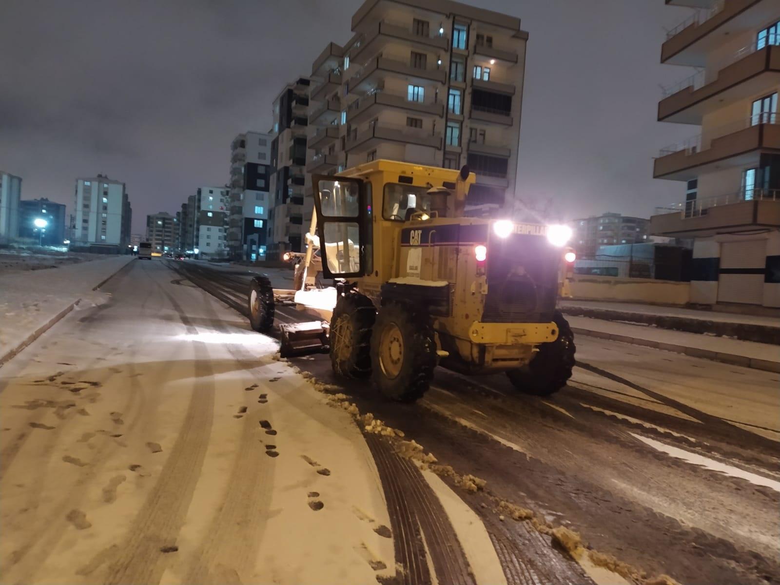 Diyarbakırda kar kalınlığı 25 santimi geçti, 33 köy yolu ulaşıma kapandı