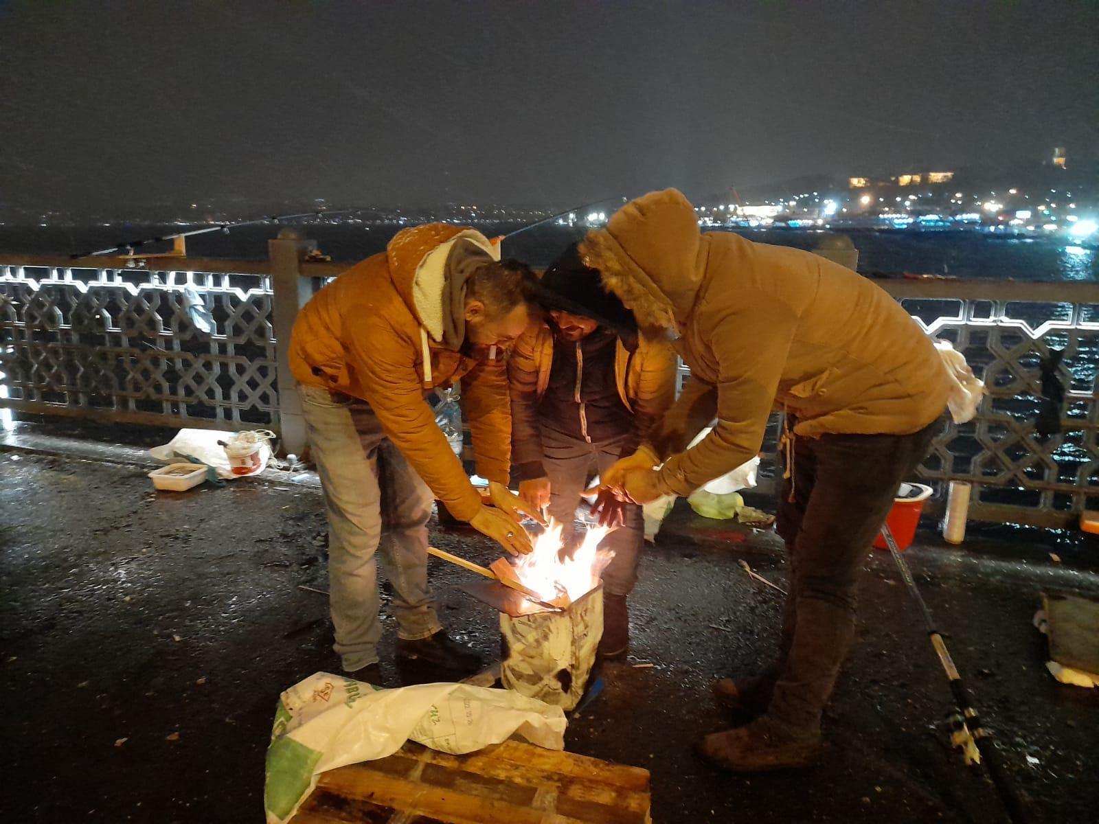İstanbulda kar yağışına rağmen Galata Köprüsünde balık tuttular