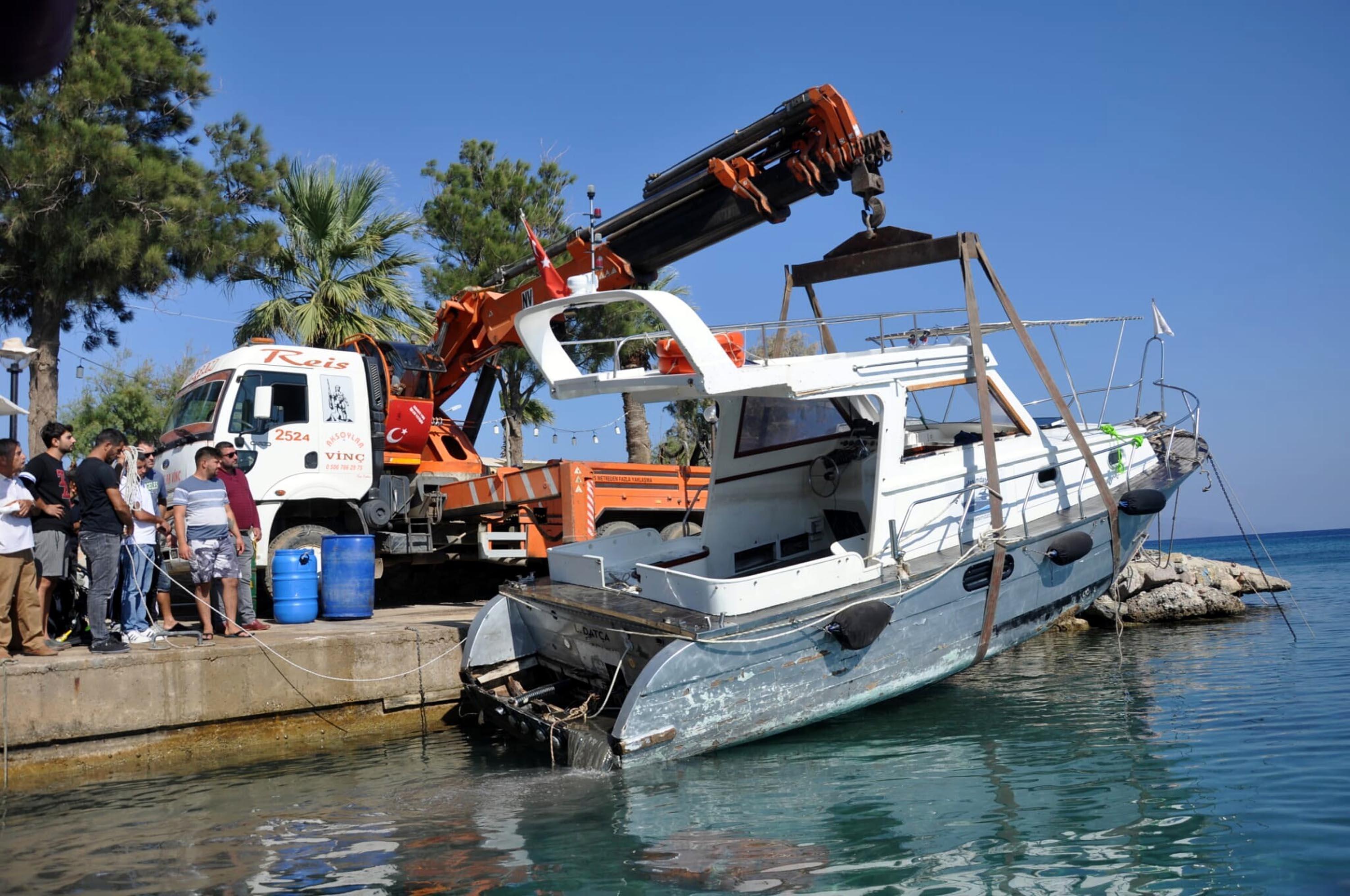 Datçada fırtınada kuma saplanan tekne, 5 gün sonra çıkarıldı