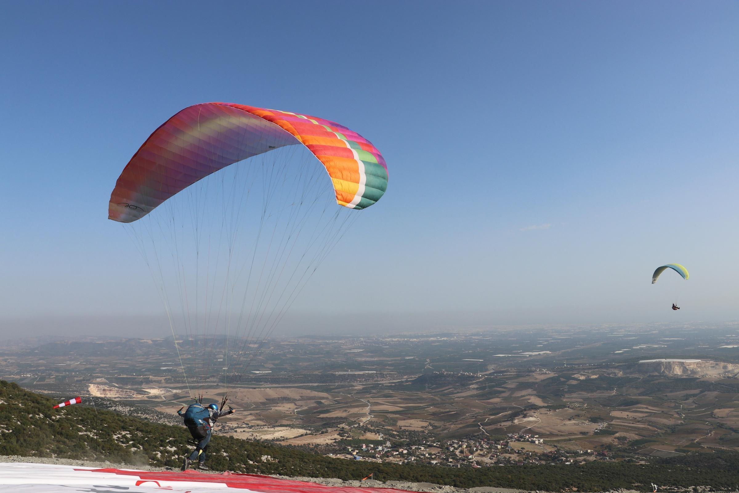 Yamaç paraşütü ile havalanıp, gökyüzünde nikah kıydılar