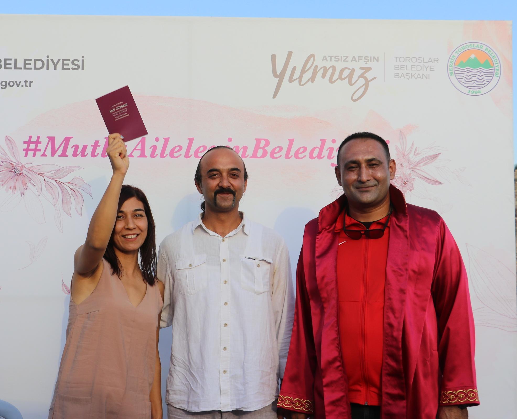 Yamaç paraşütü ile havalanıp, gökyüzünde nikah kıydılar